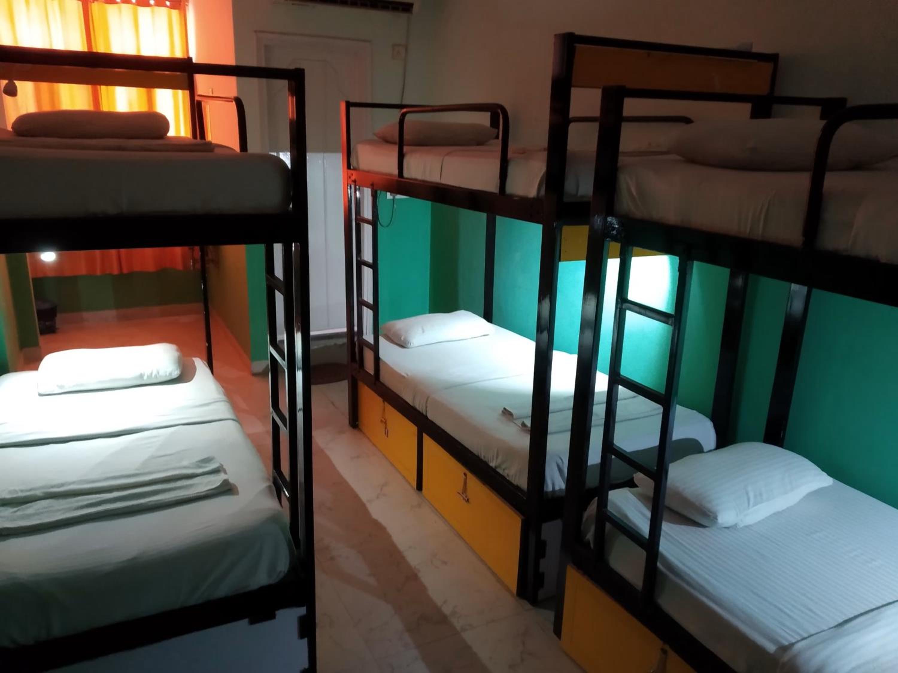 6-Bed Mixed Dormitory Room photo 1