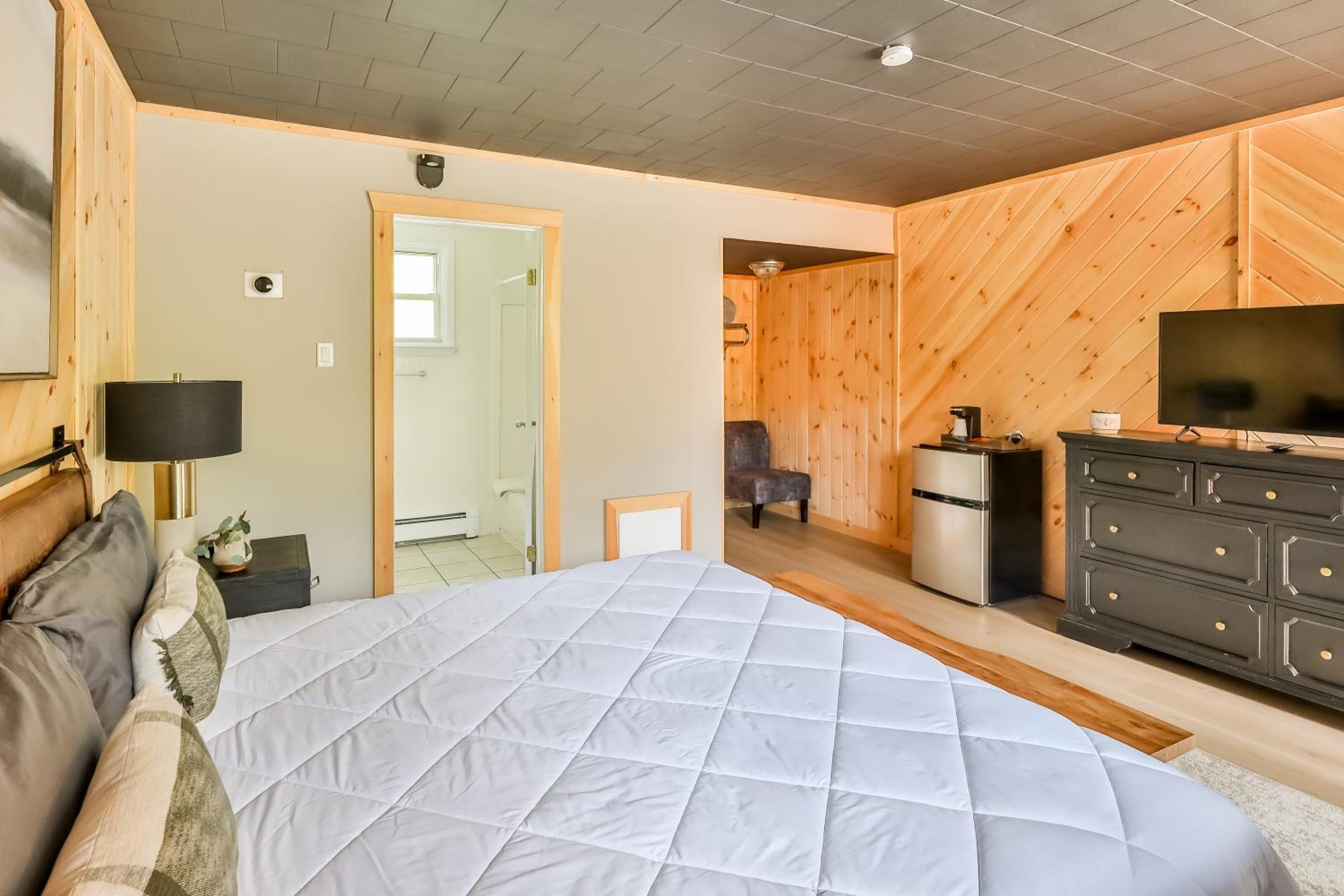 Deluxe King Room - Photo 2