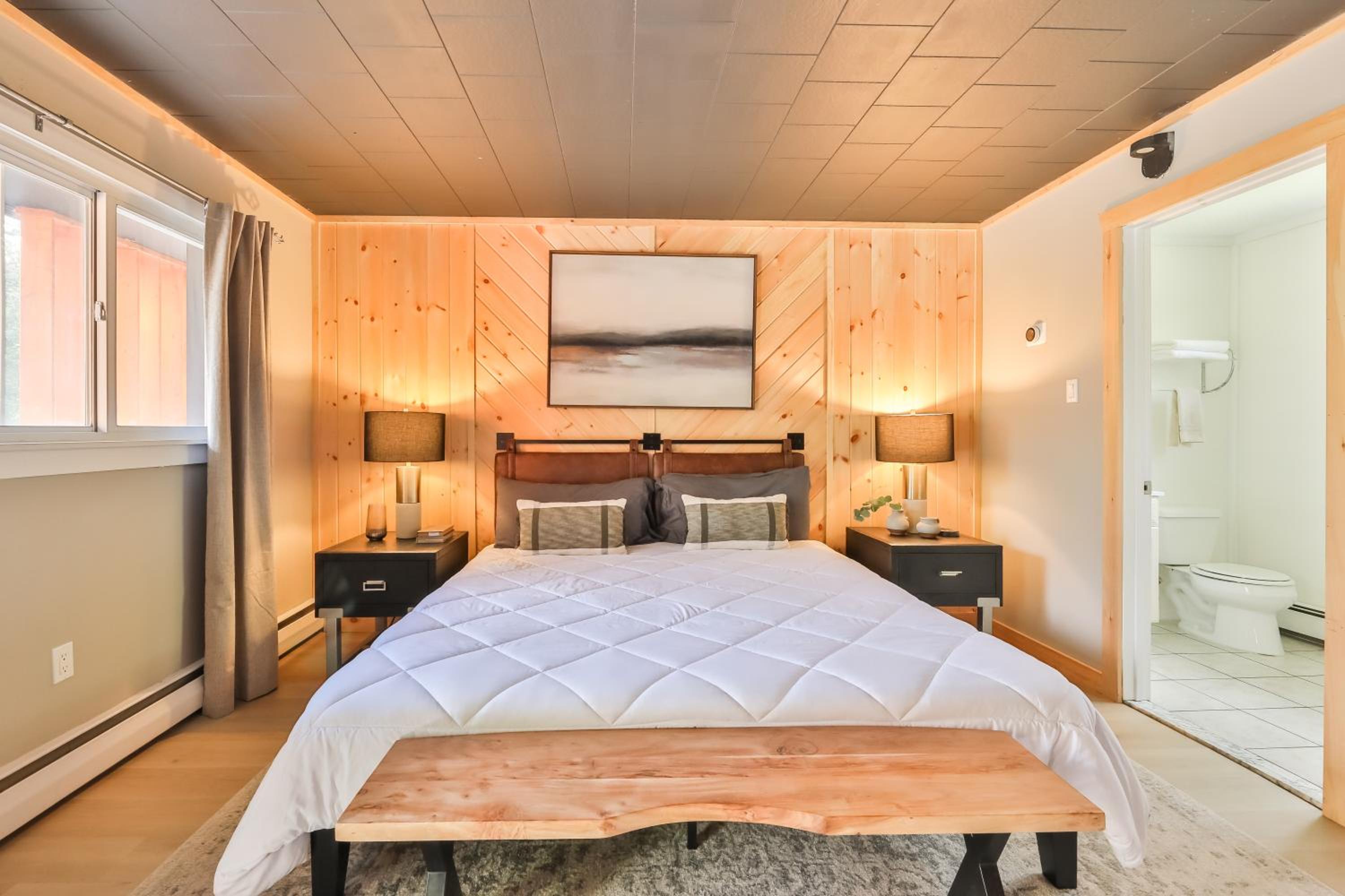 Deluxe King Room - Photo 8