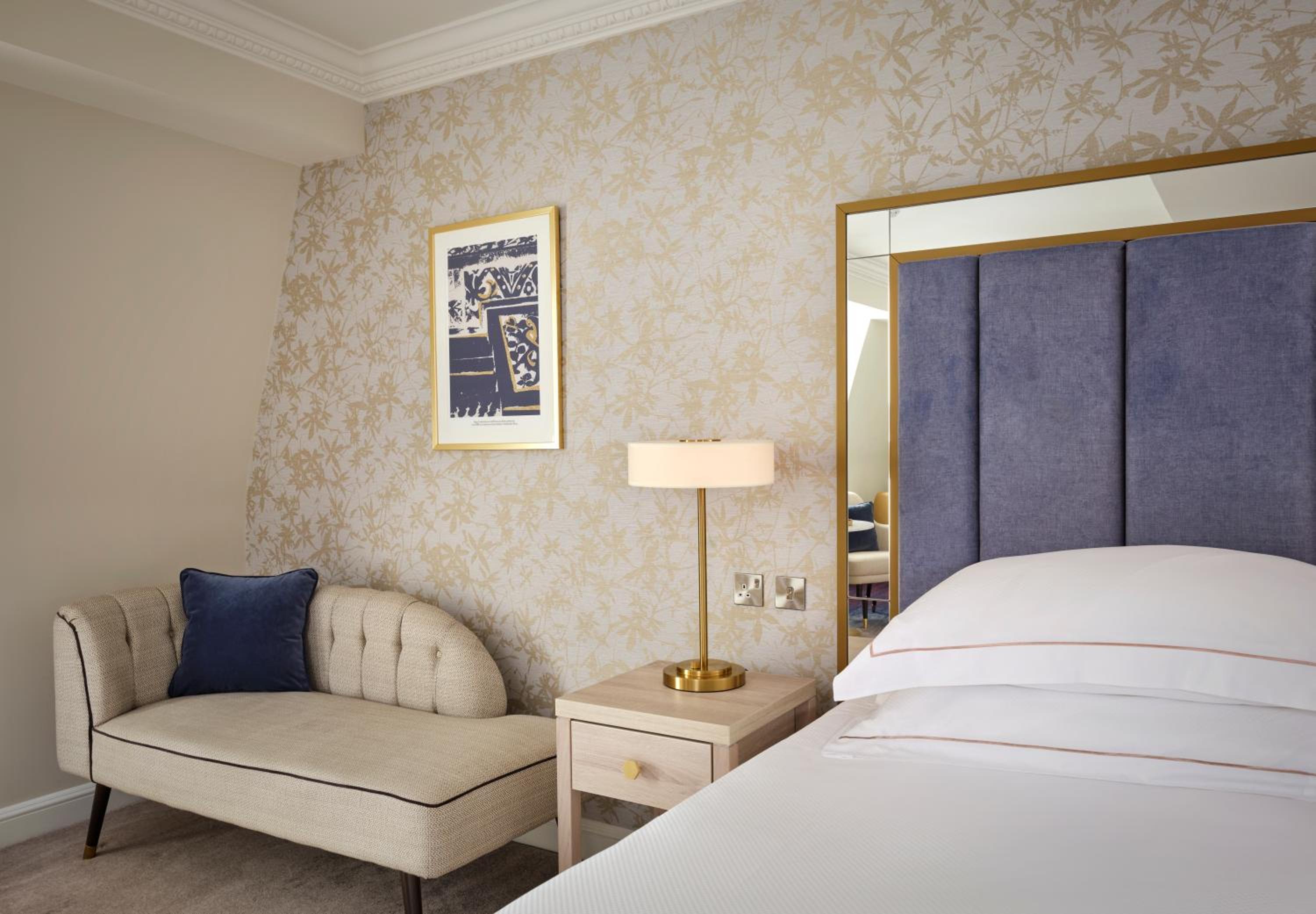 Heritage Deluxe King Room with Balcony and City View