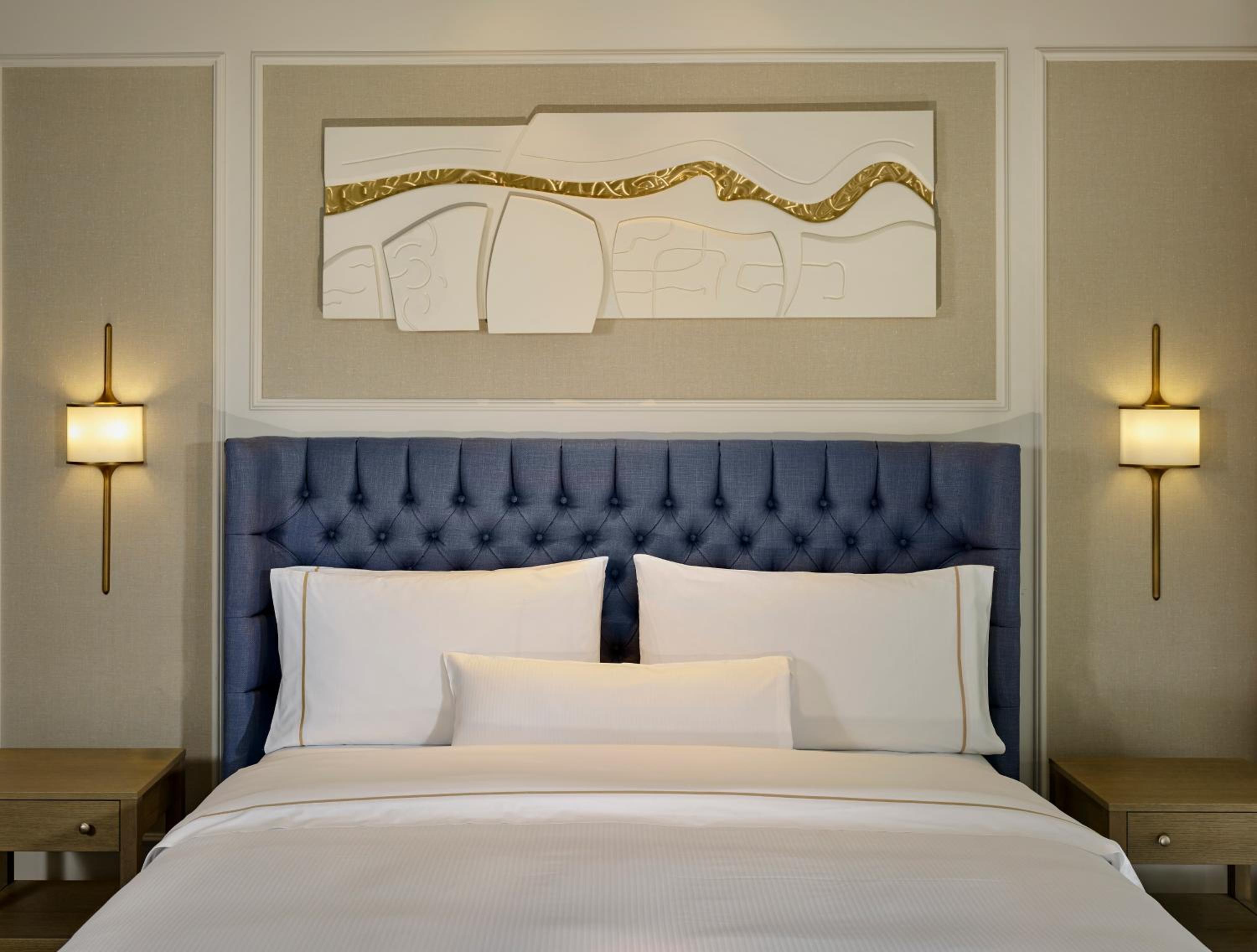 Heritage Deluxe King Room with Balcony and City View