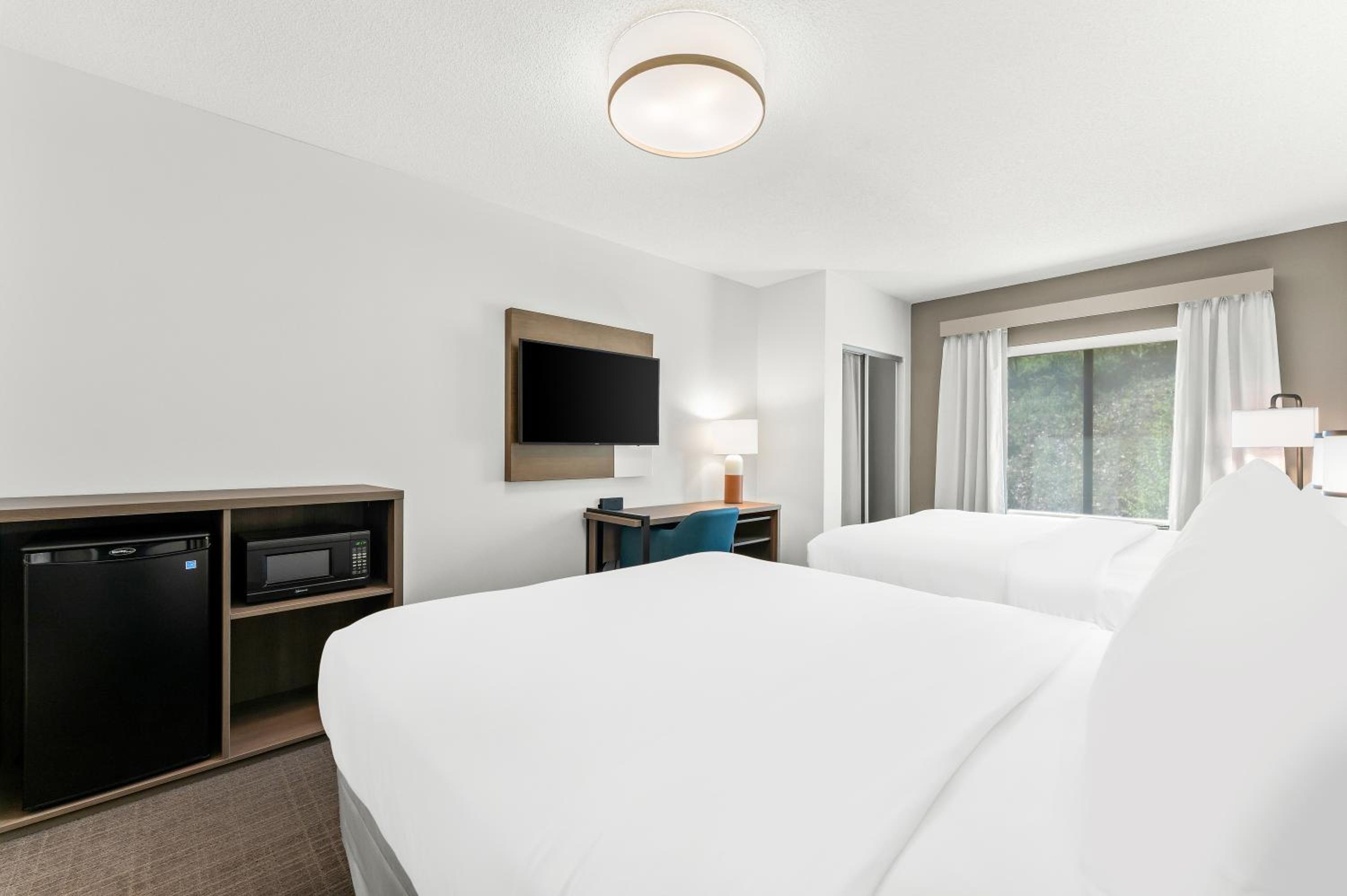 Queen Room with Two Queen Beds - Non-Smoking - Photo 3