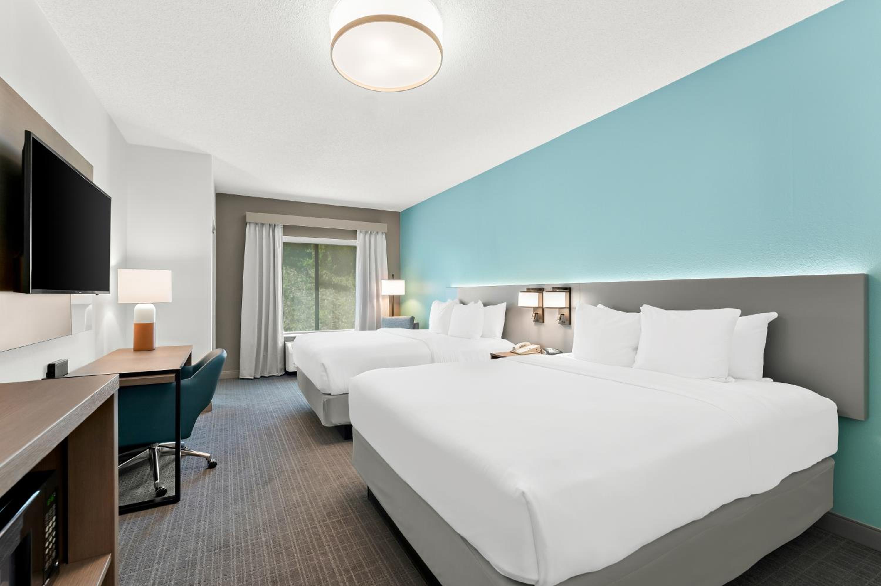 Queen Room with Two Queen Beds - Non-Smoking - Photo 1