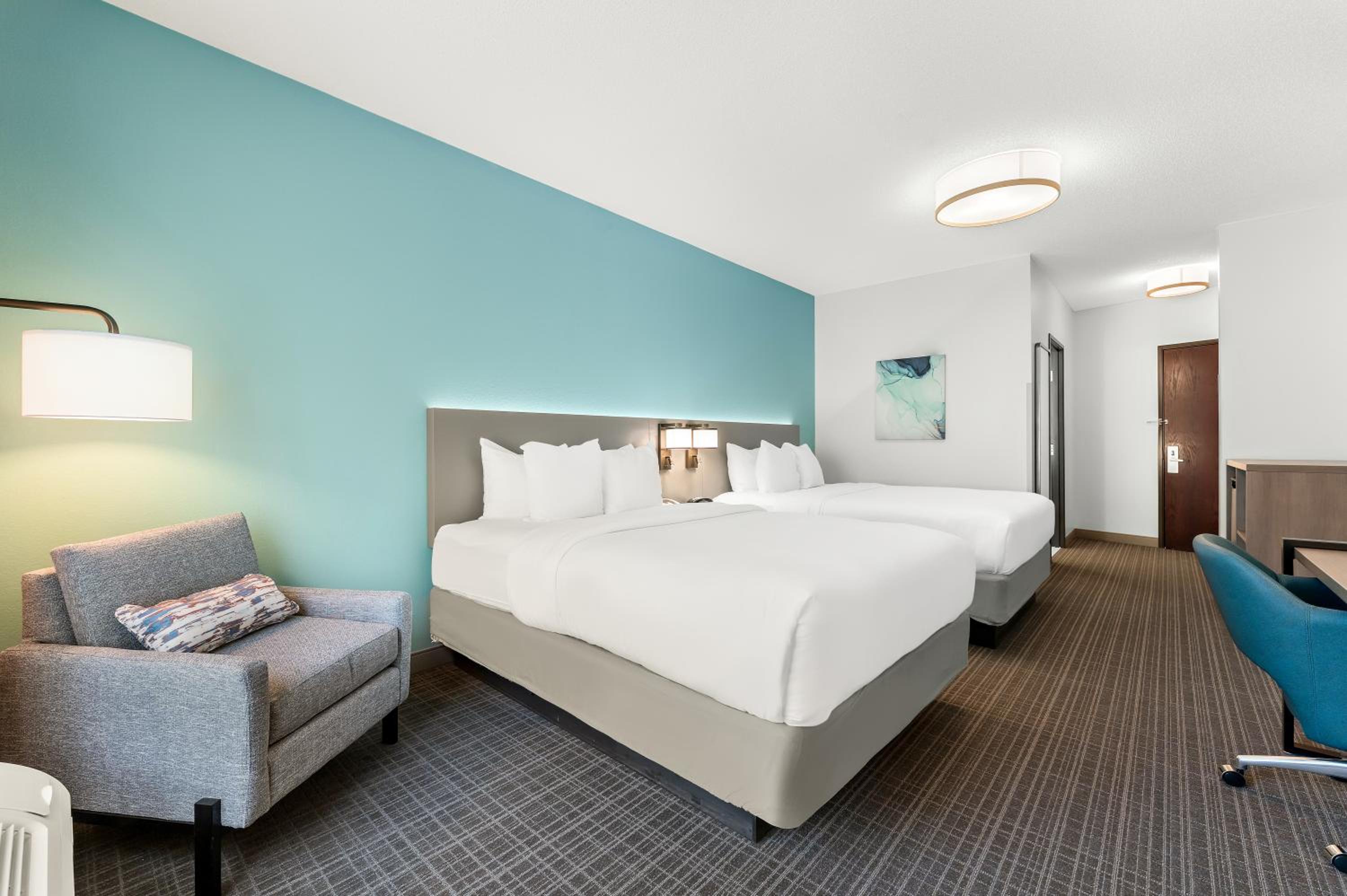 Queen Room with Two Queen Beds - Non-Smoking - Photo 2