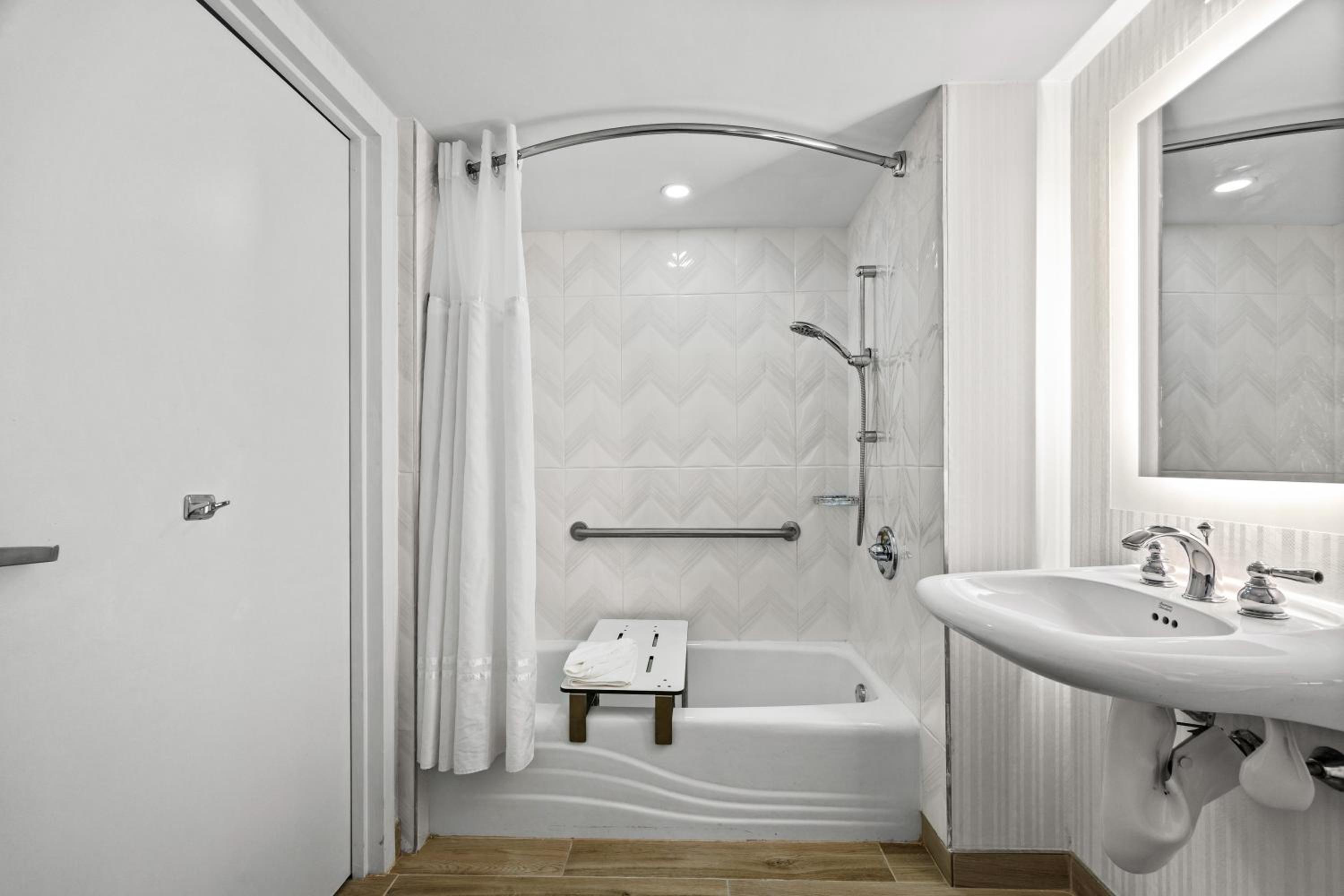 King Room with Accessible Tub - Mobility and Hearing Access - Photo 6