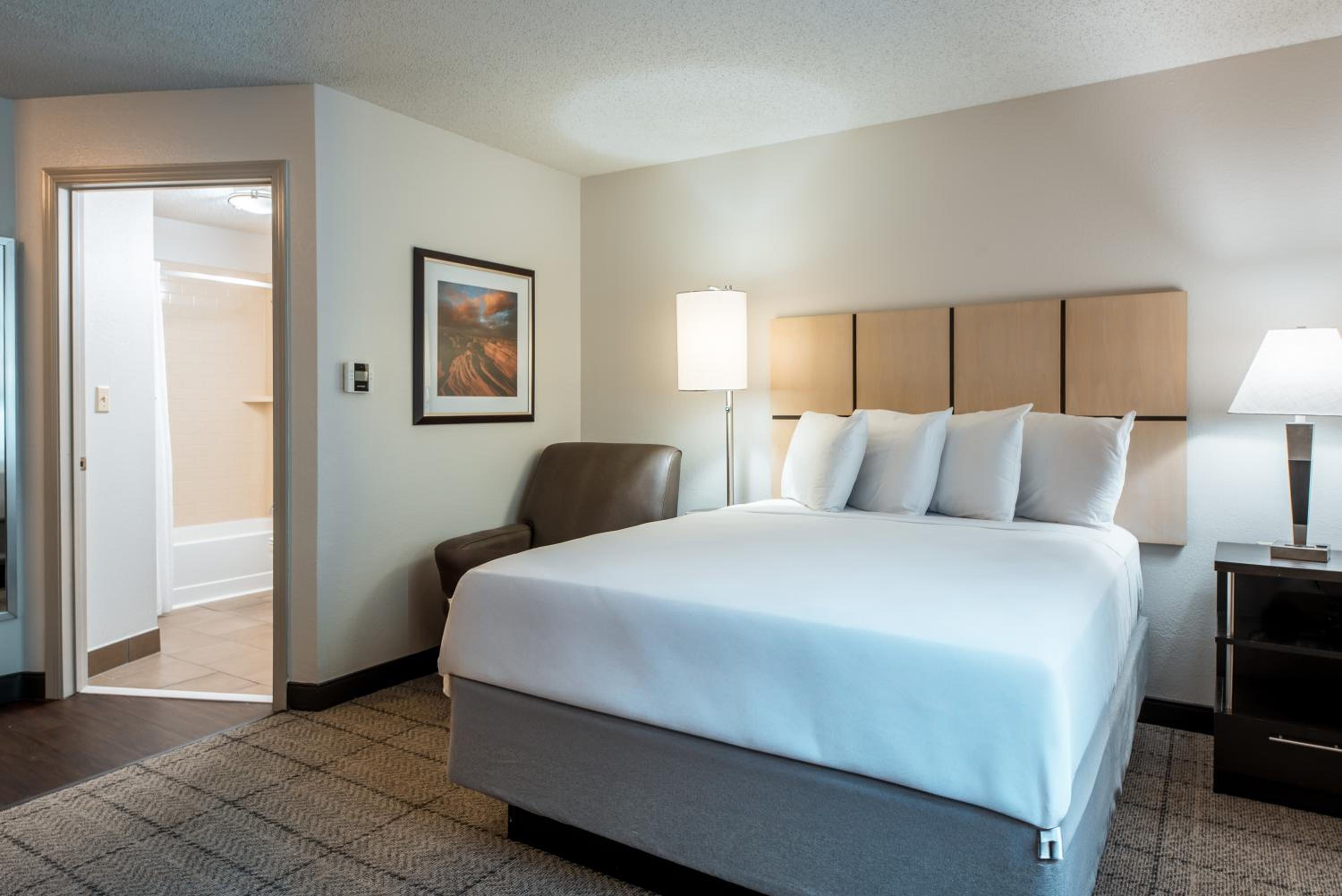 Queen Studio Suite with Bathtub - Mobility Accessible - Photo 1
