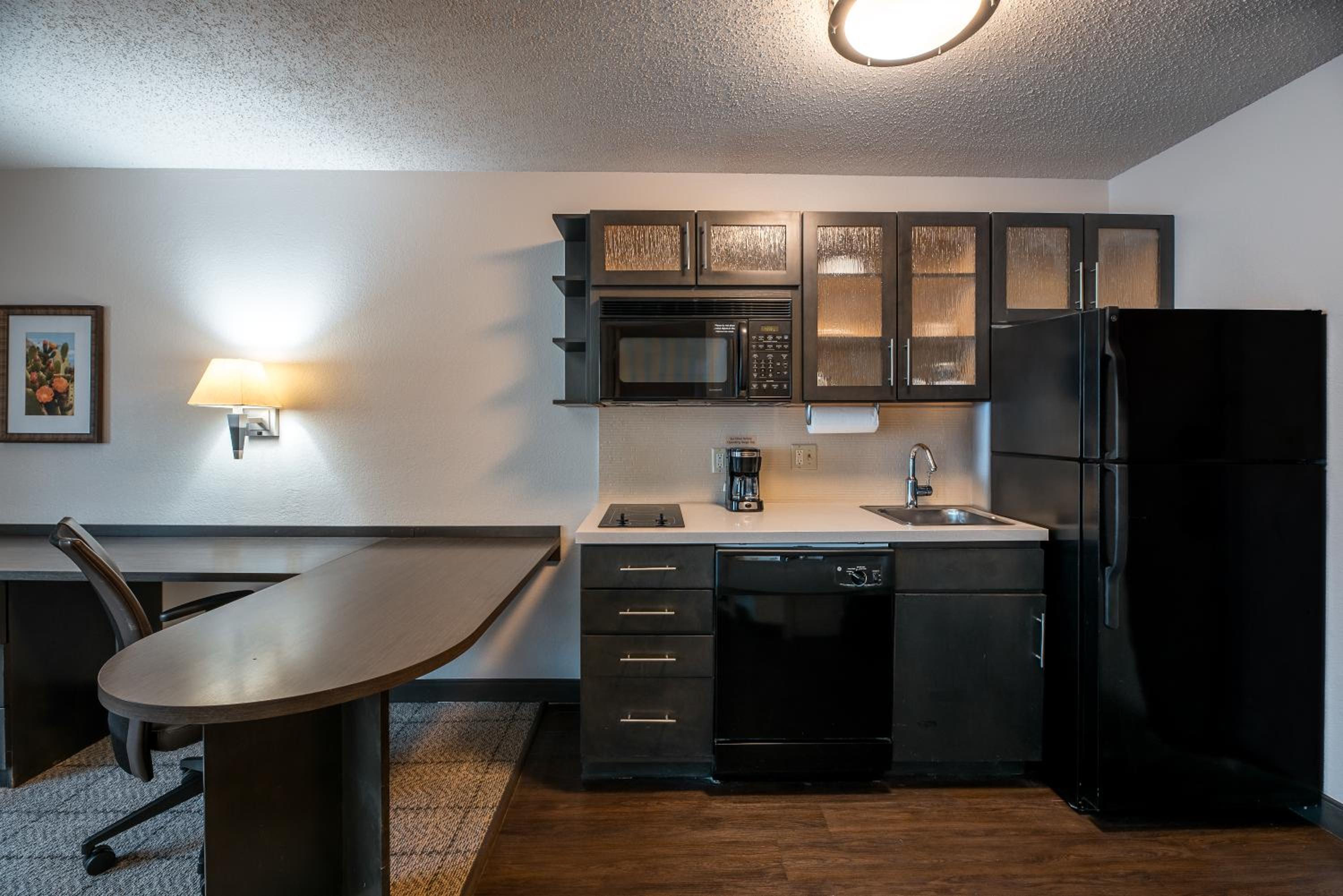 Queen Studio Suite with Bathtub - Mobility Accessible - Photo 3