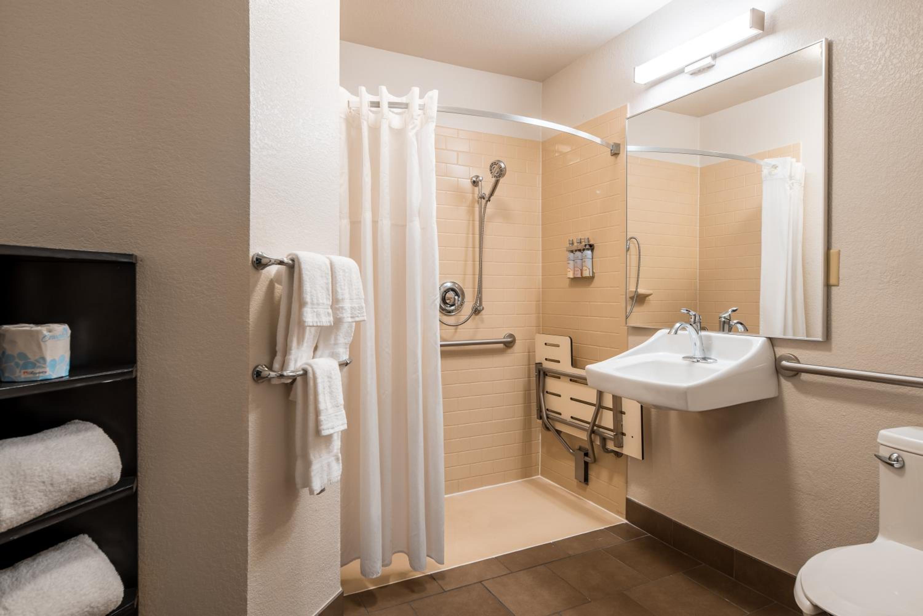 Queen Studio Suite with Roll-In Shower - Mobility Accessible - Photo 5