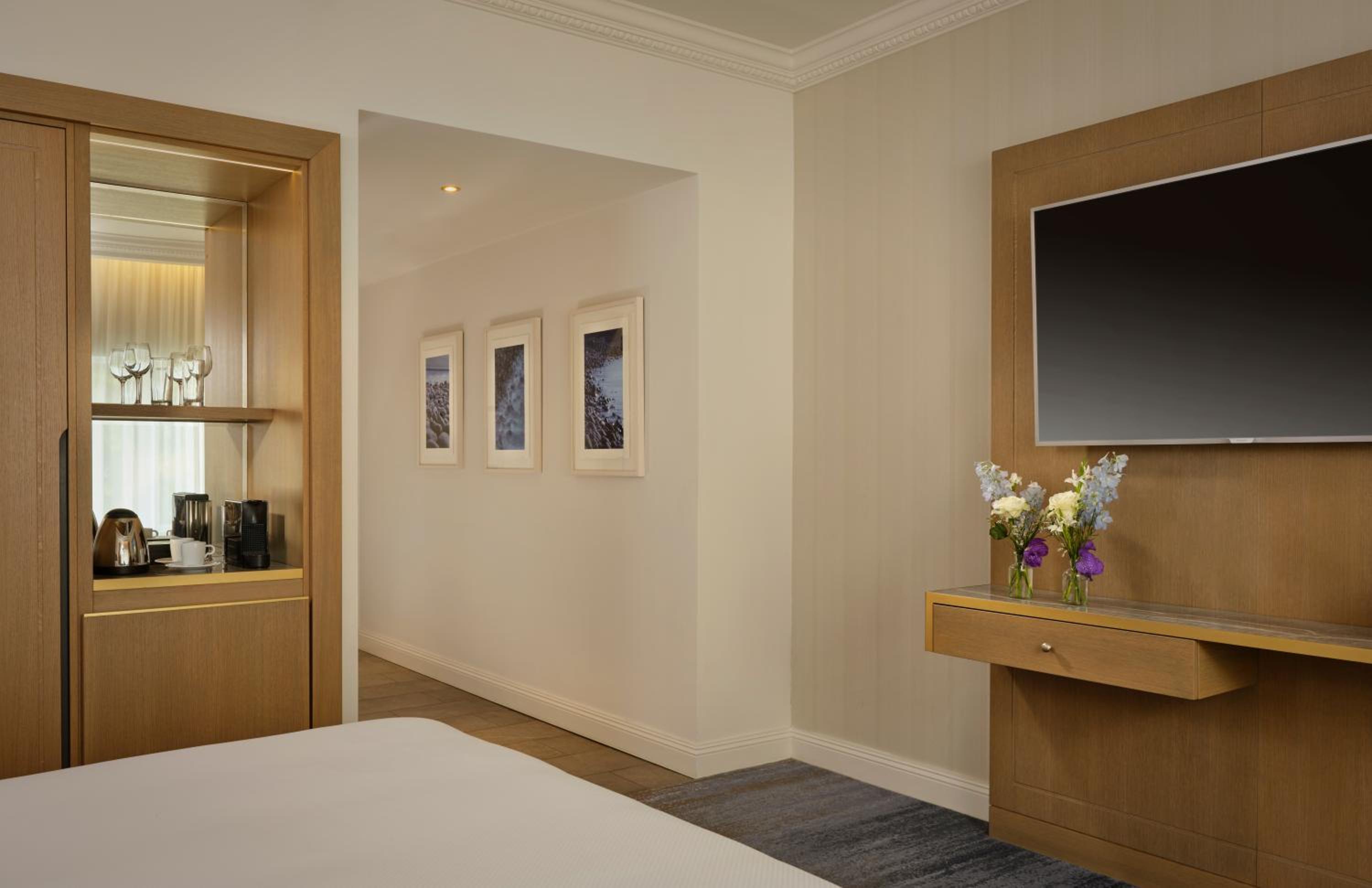 Superior Heritage Deluxe King Room with City View