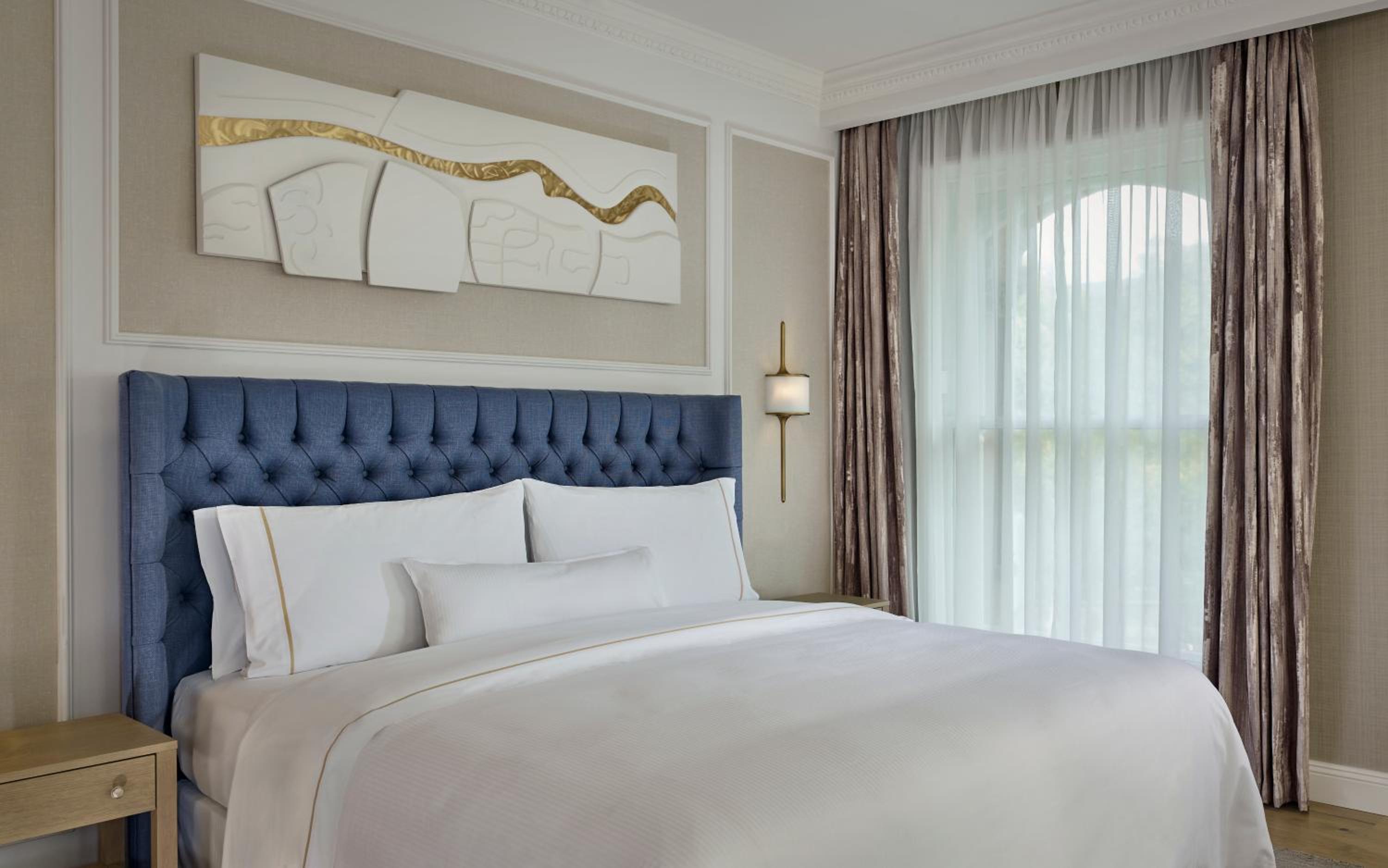 Superior Heritage Deluxe King Room with City View thumbnail 5