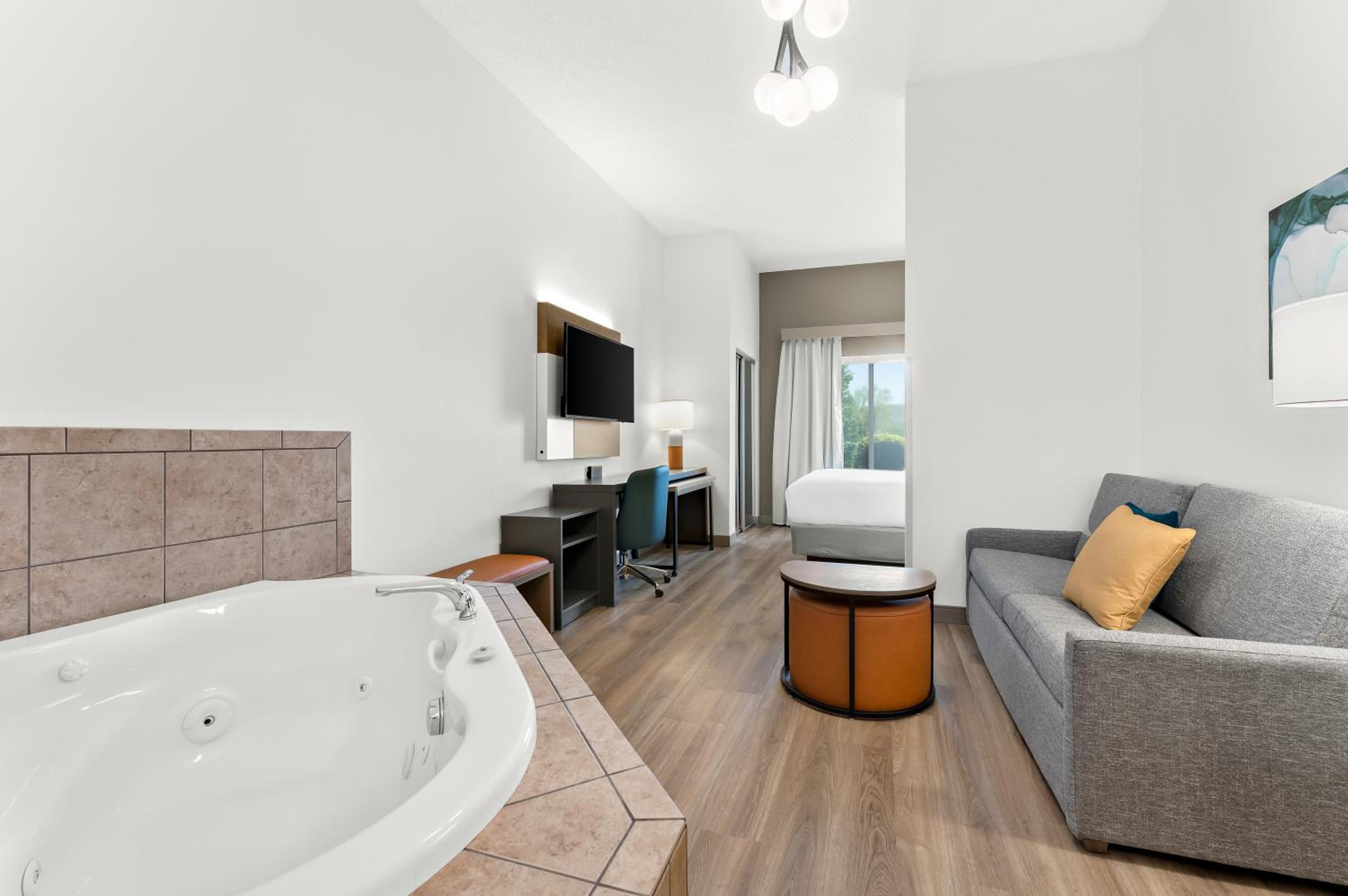 King Suite with Hot Tub - Non-Smoking - Photo 4