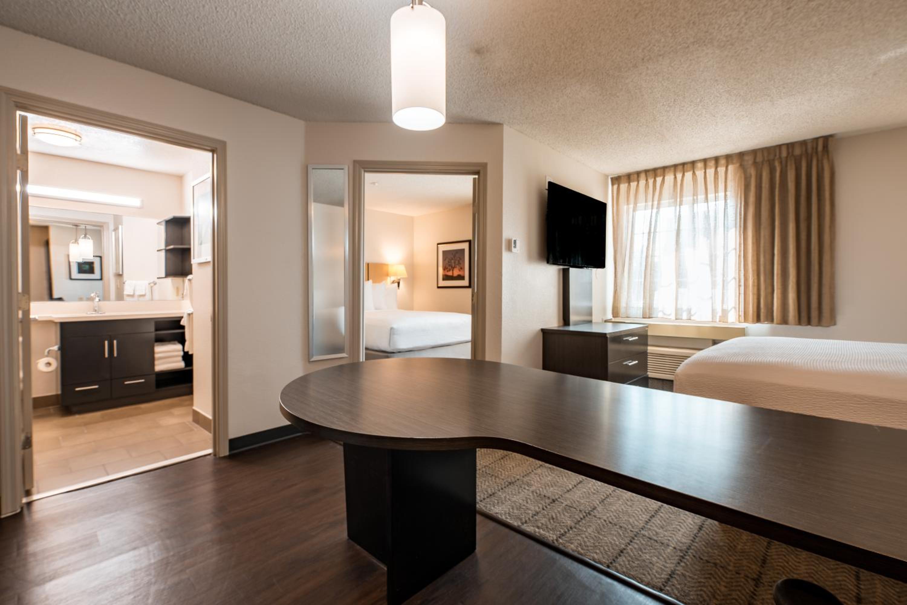 One-Bedroom Suite - Photo 2