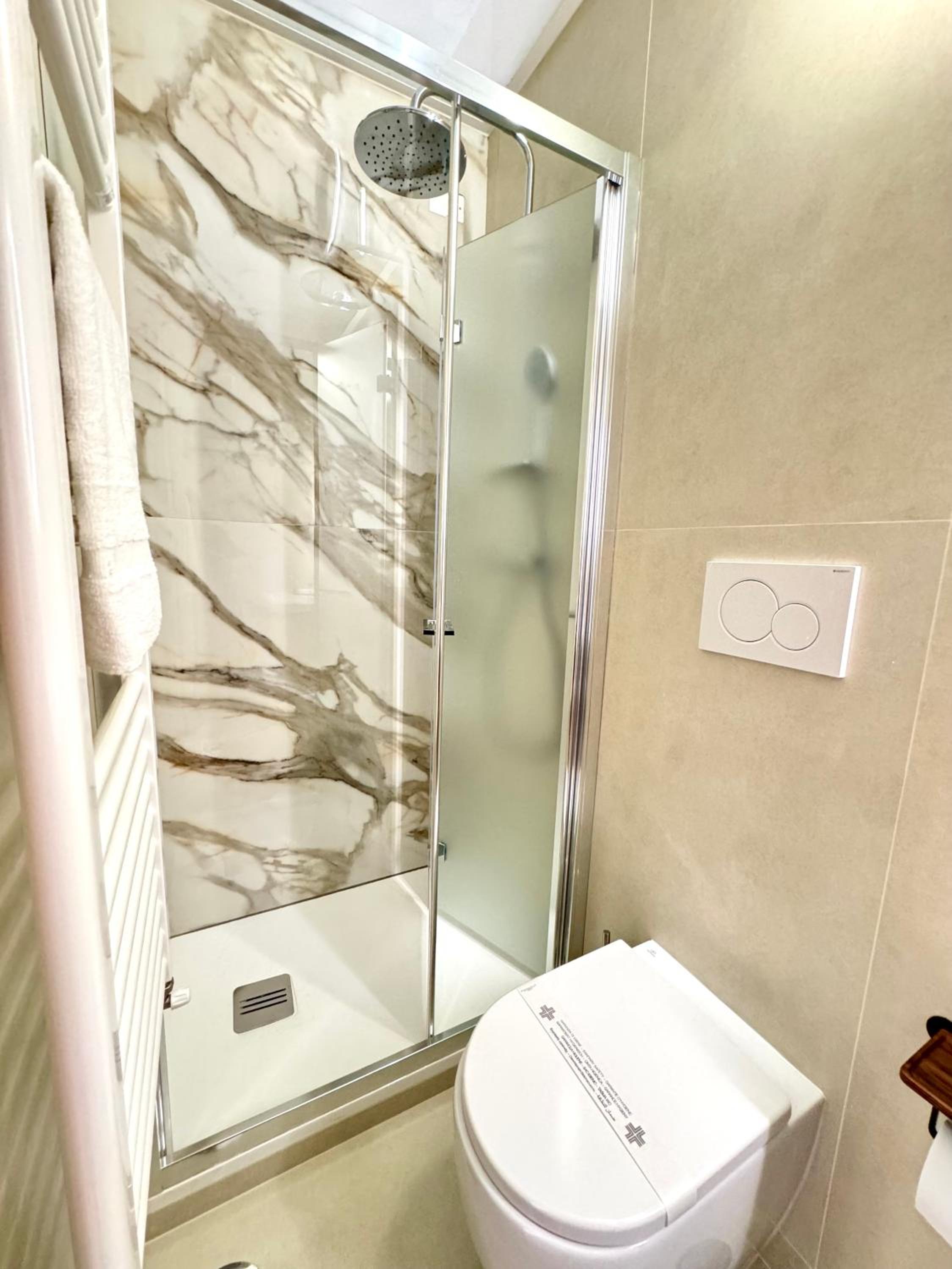 Double or Twin Room with Private Bathroom photo 2