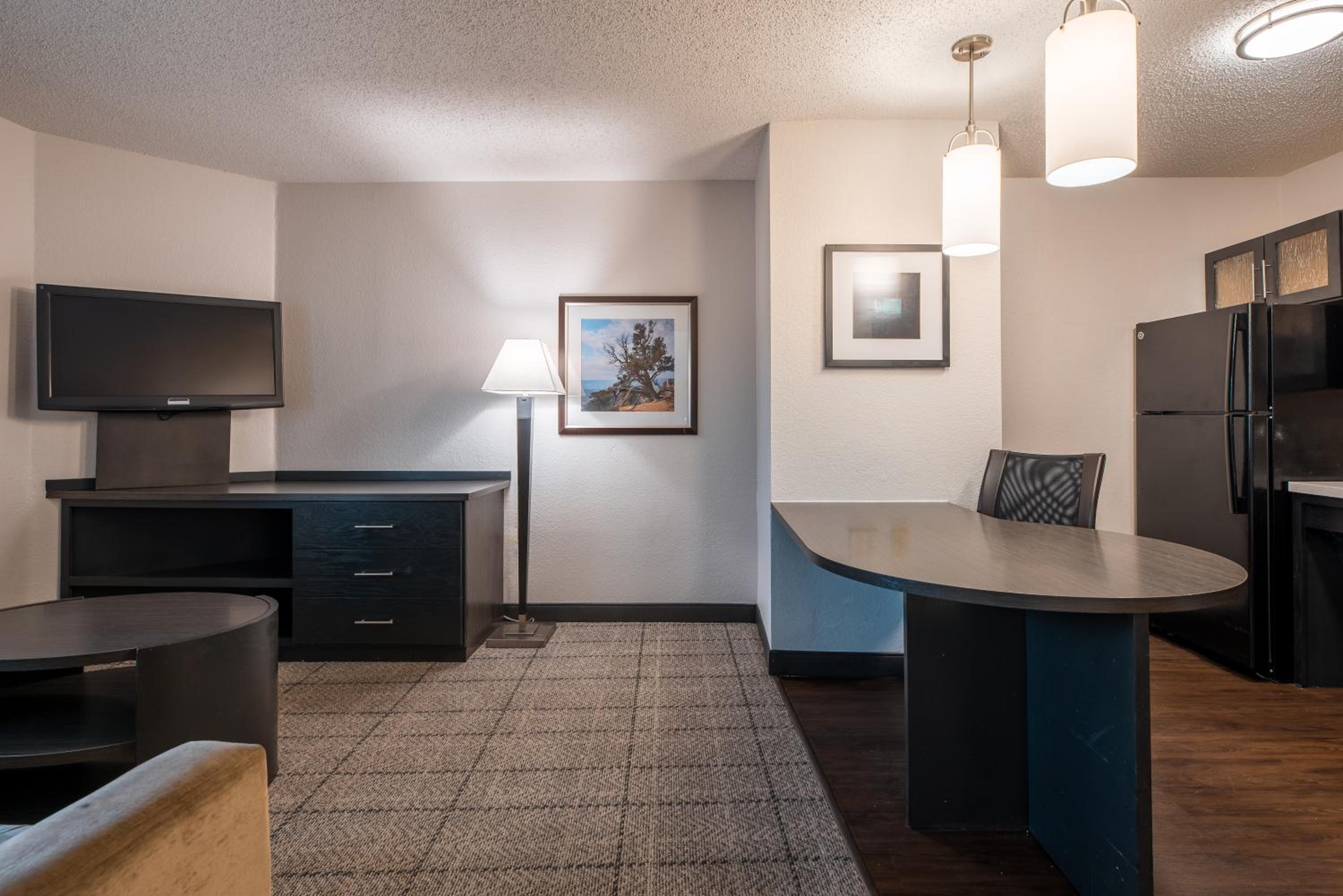 One-Bedroom Queen Suite with Bathtub - Mobility Accessible - Photo 4