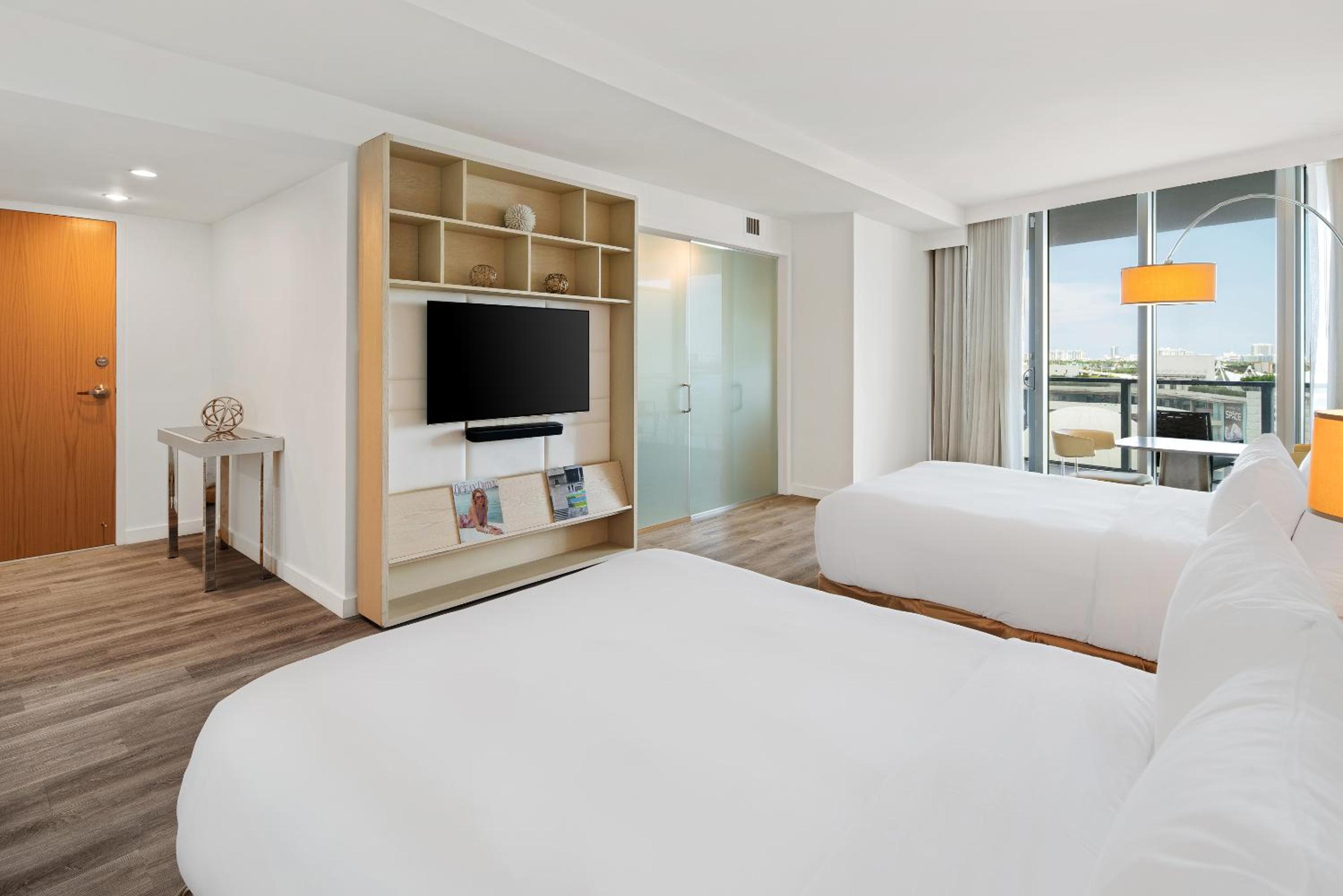 Deluxe Room with Two Double beds and Balcony - Bay View photo 3