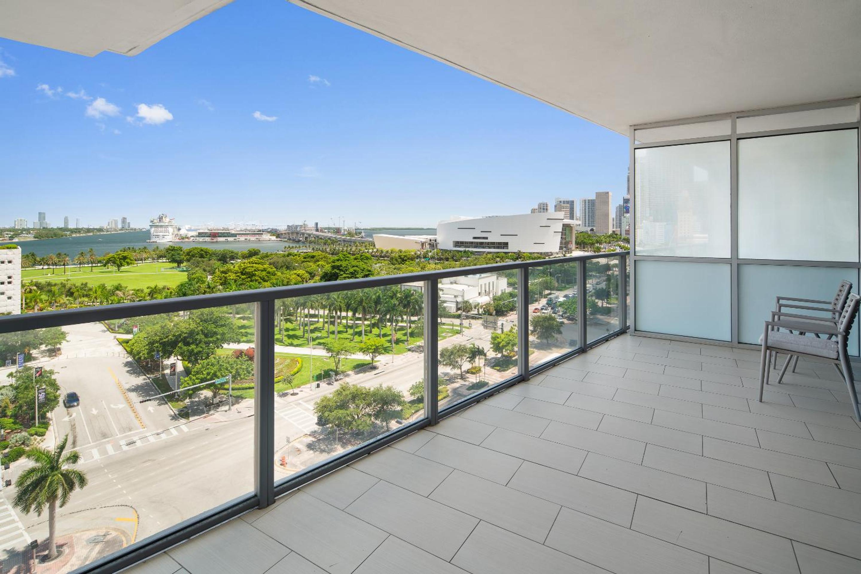 Deluxe Room with Two Double beds and Balcony - Bay View photo 2