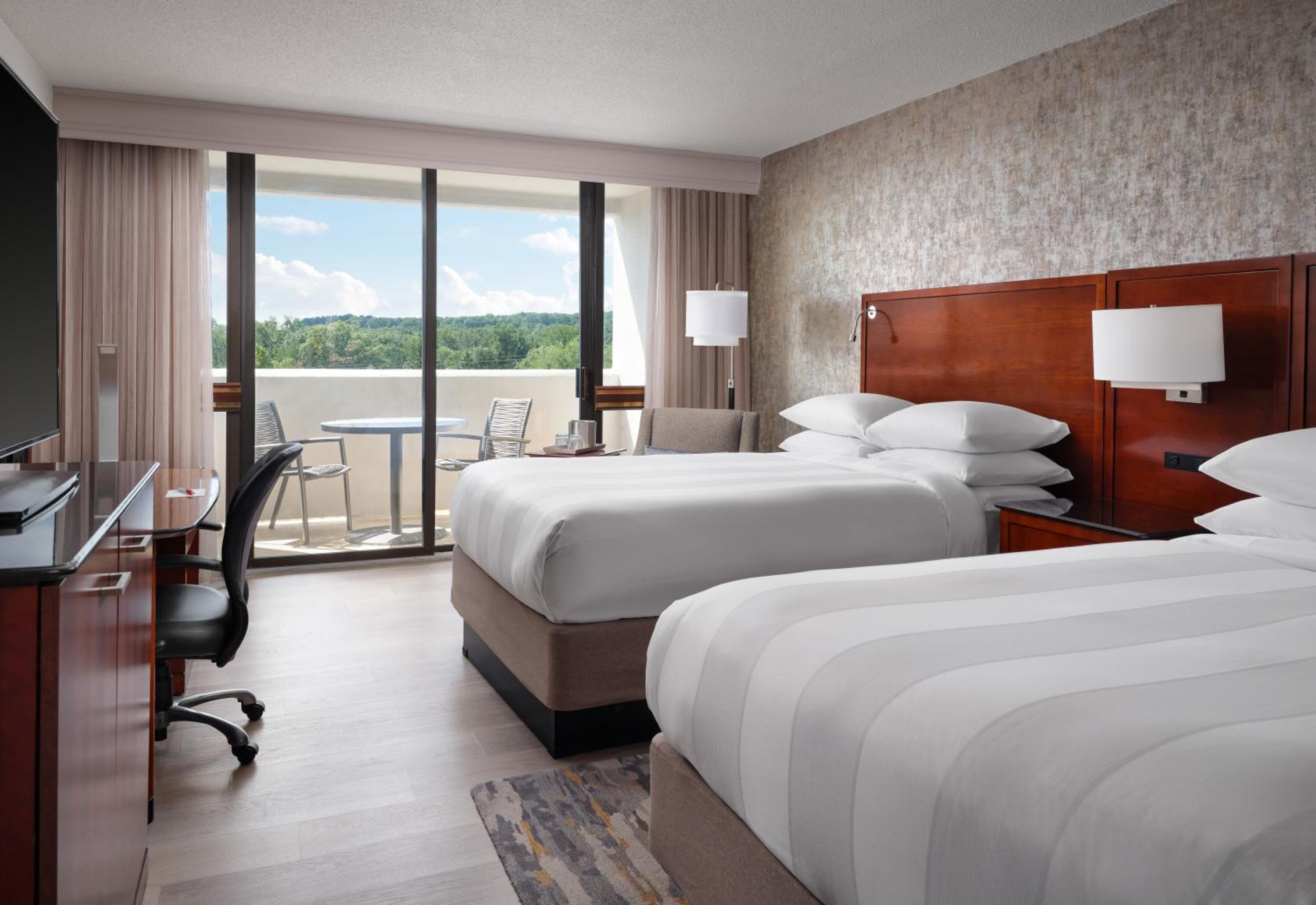 Deluxe Guest Room with Two Double Beds - High Floor photo 1