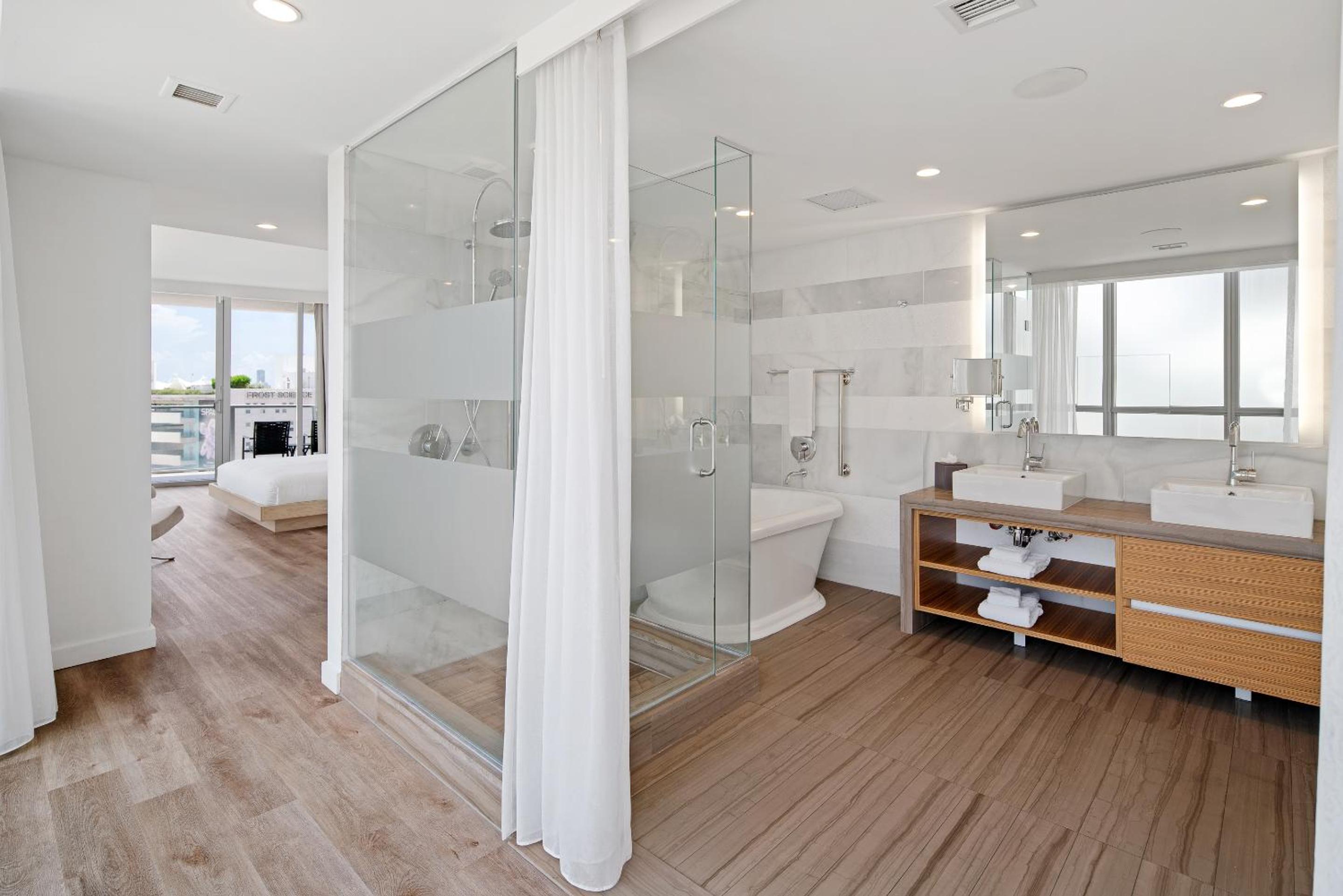 Corner Bay View Jr Suite King with Balcony photo 2