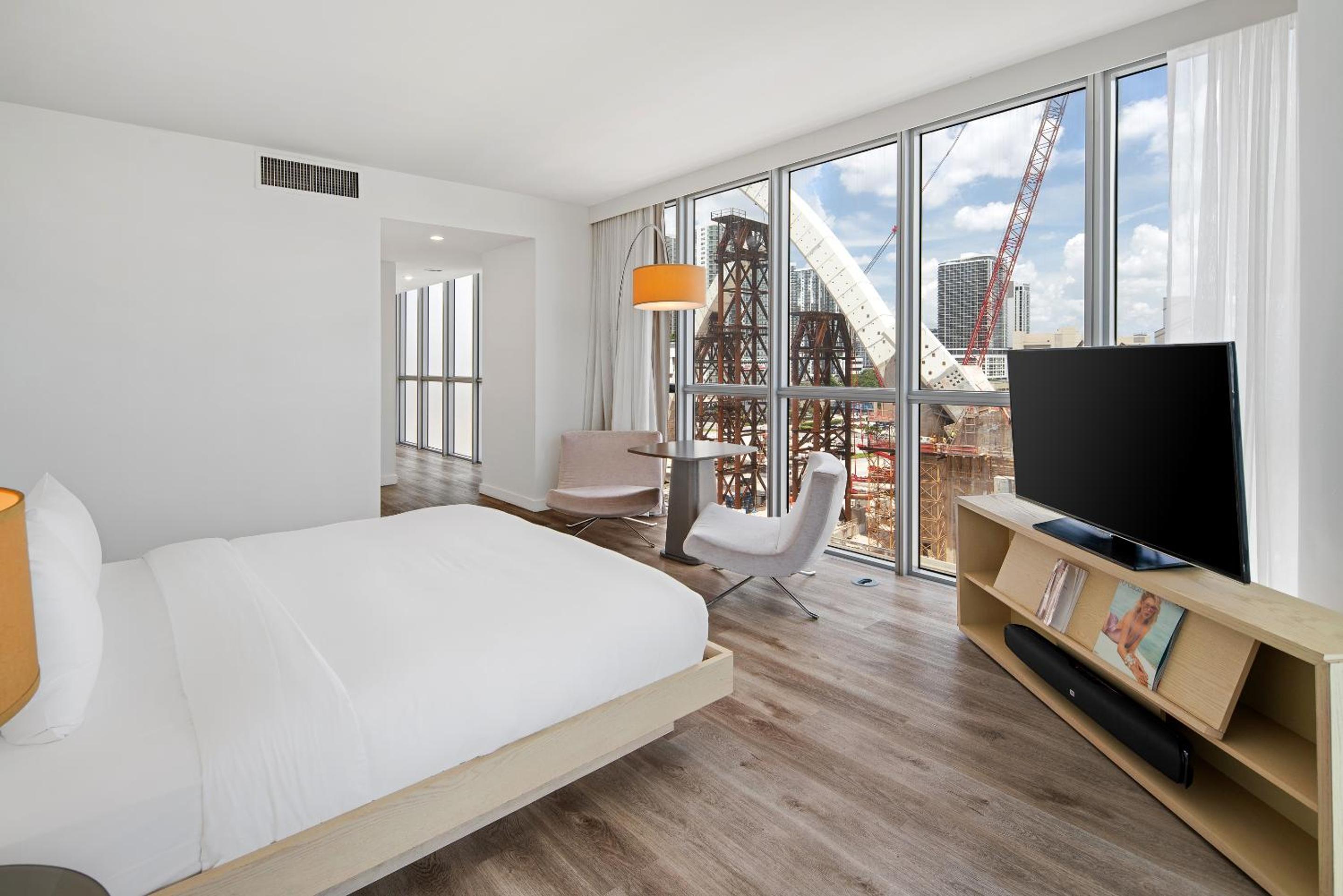 Corner Bay View Jr Suite King with Balcony photo 3