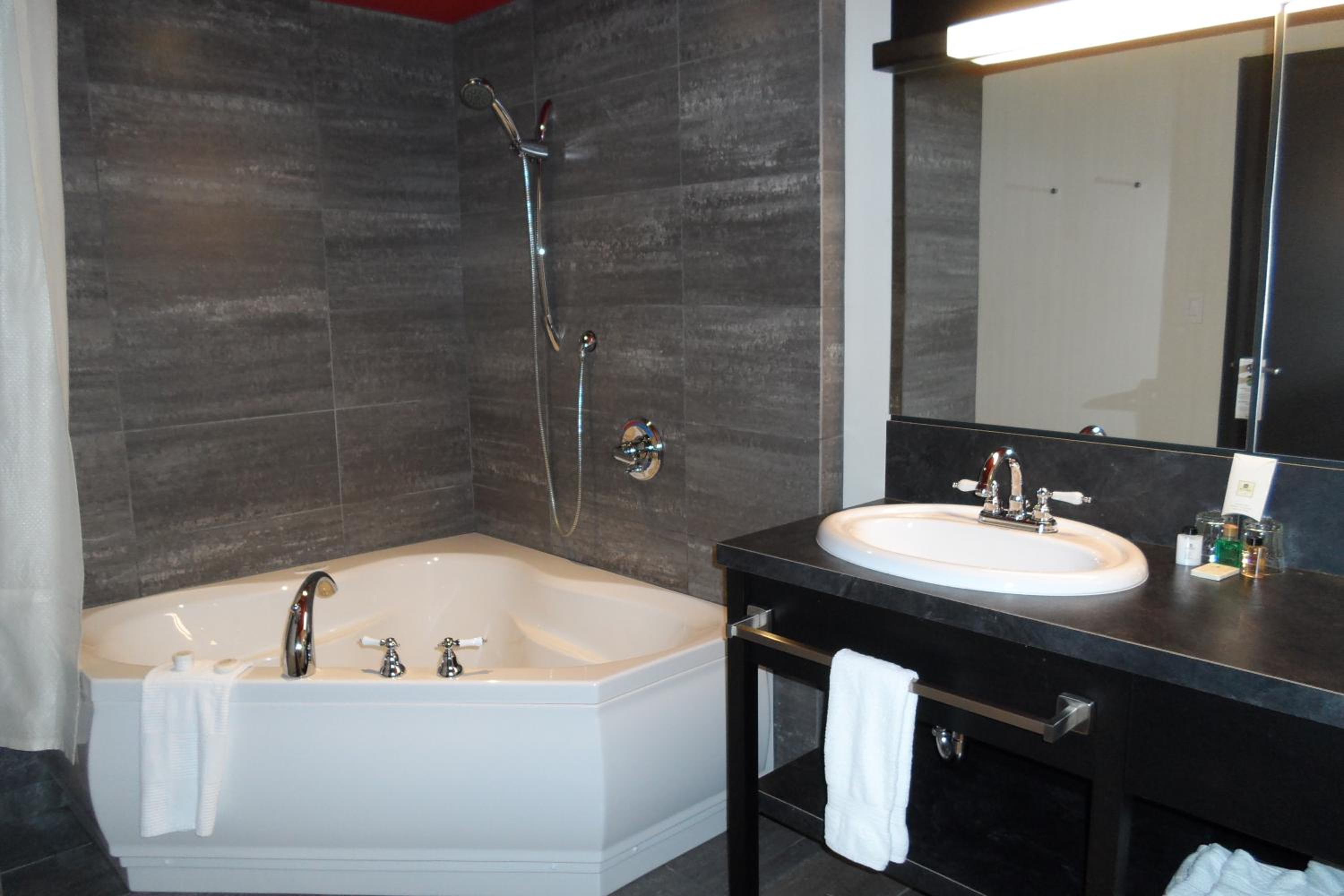 Suite with Lake View - Photo 4