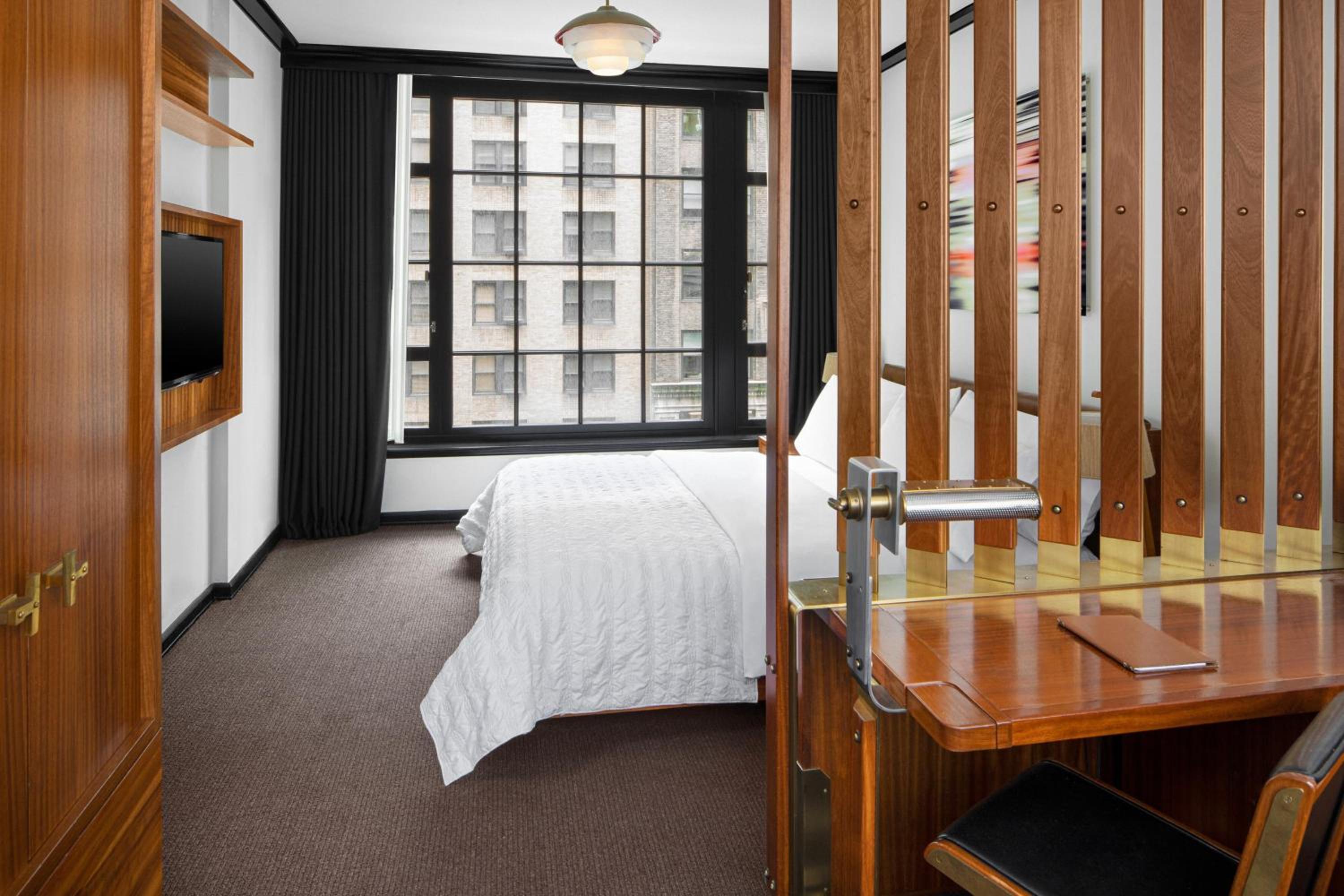 Junior King Suite with Sofa Bed and City View thumbnail 6