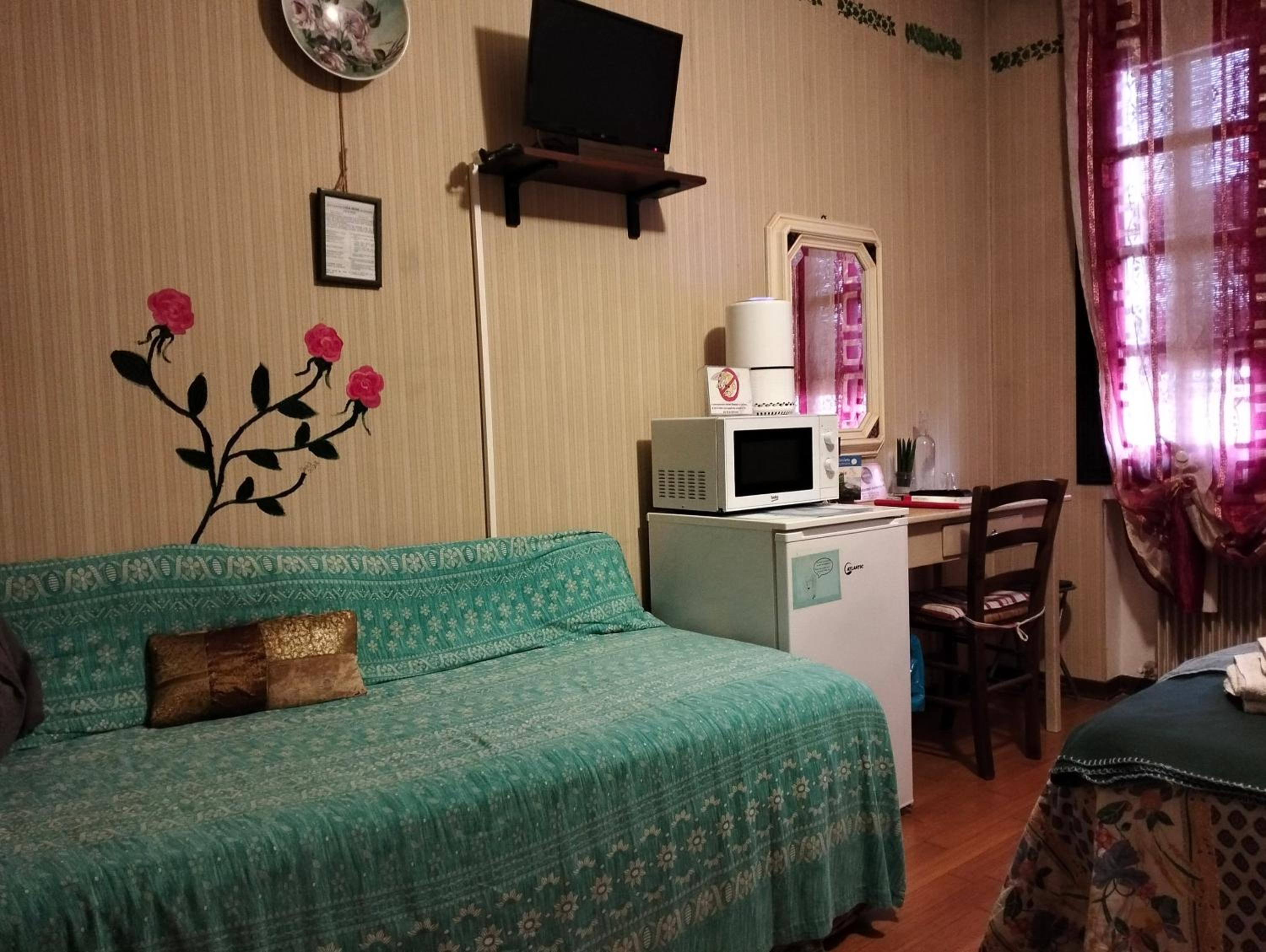 Double or Twin Room with Extra Bed and Shared Bathroom photo 2