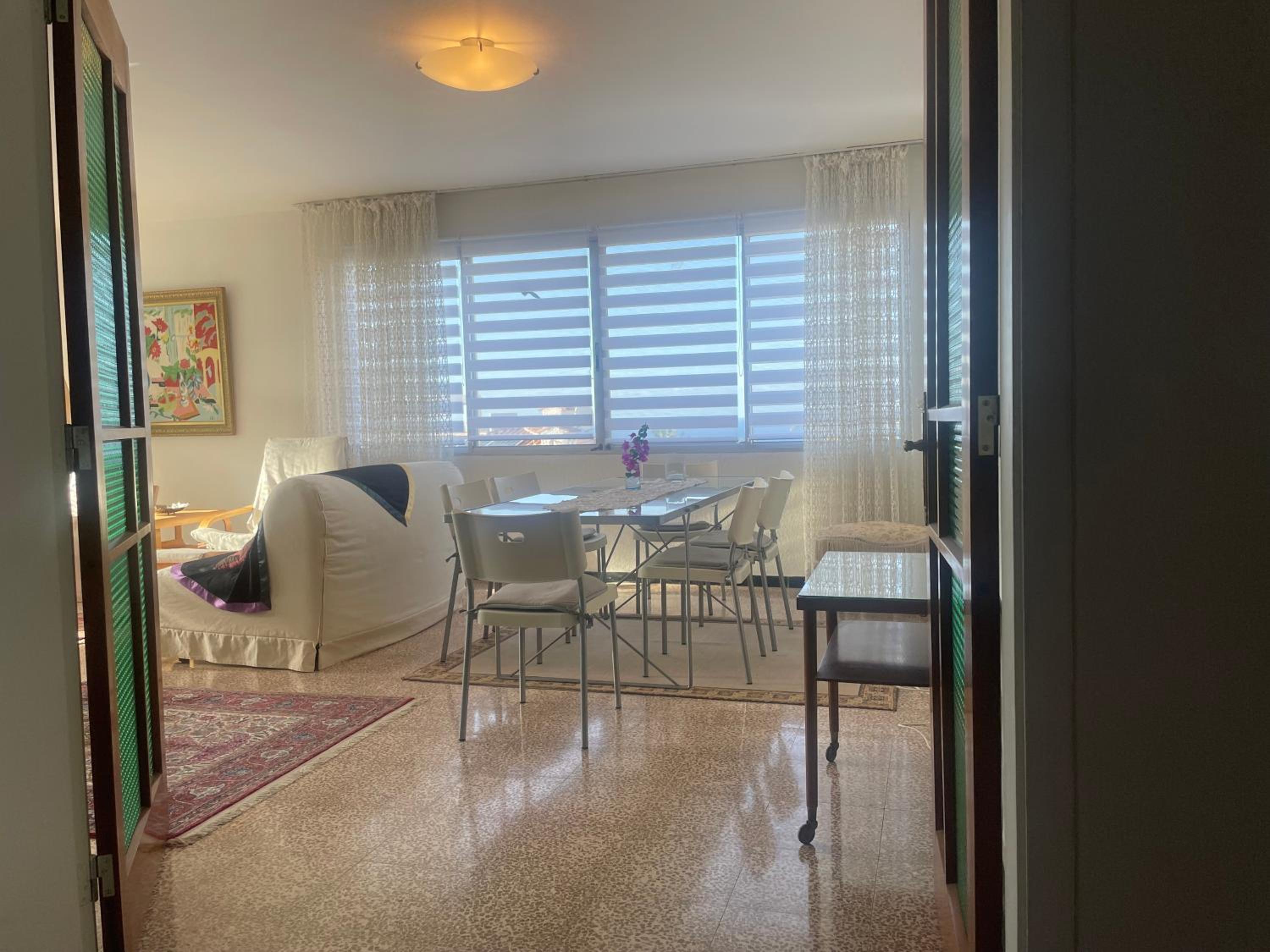 Apartamento de una habitación con vista al mar y balcón.