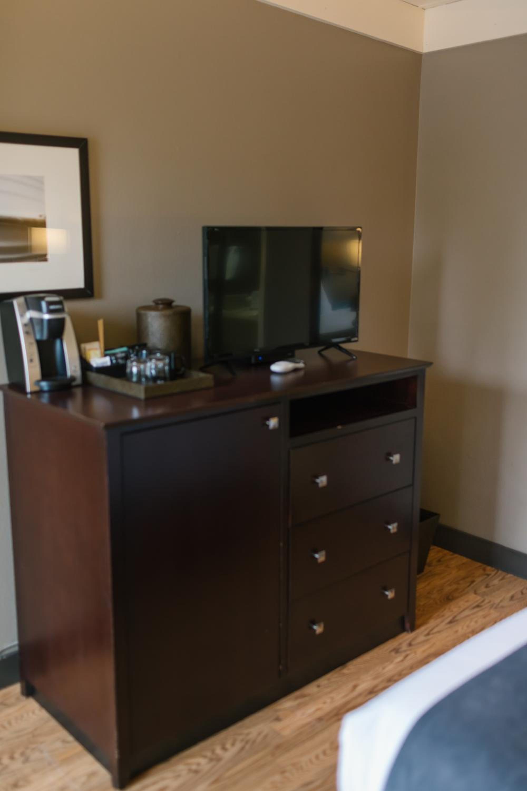 Queen Room - Non-Smoking photo 2