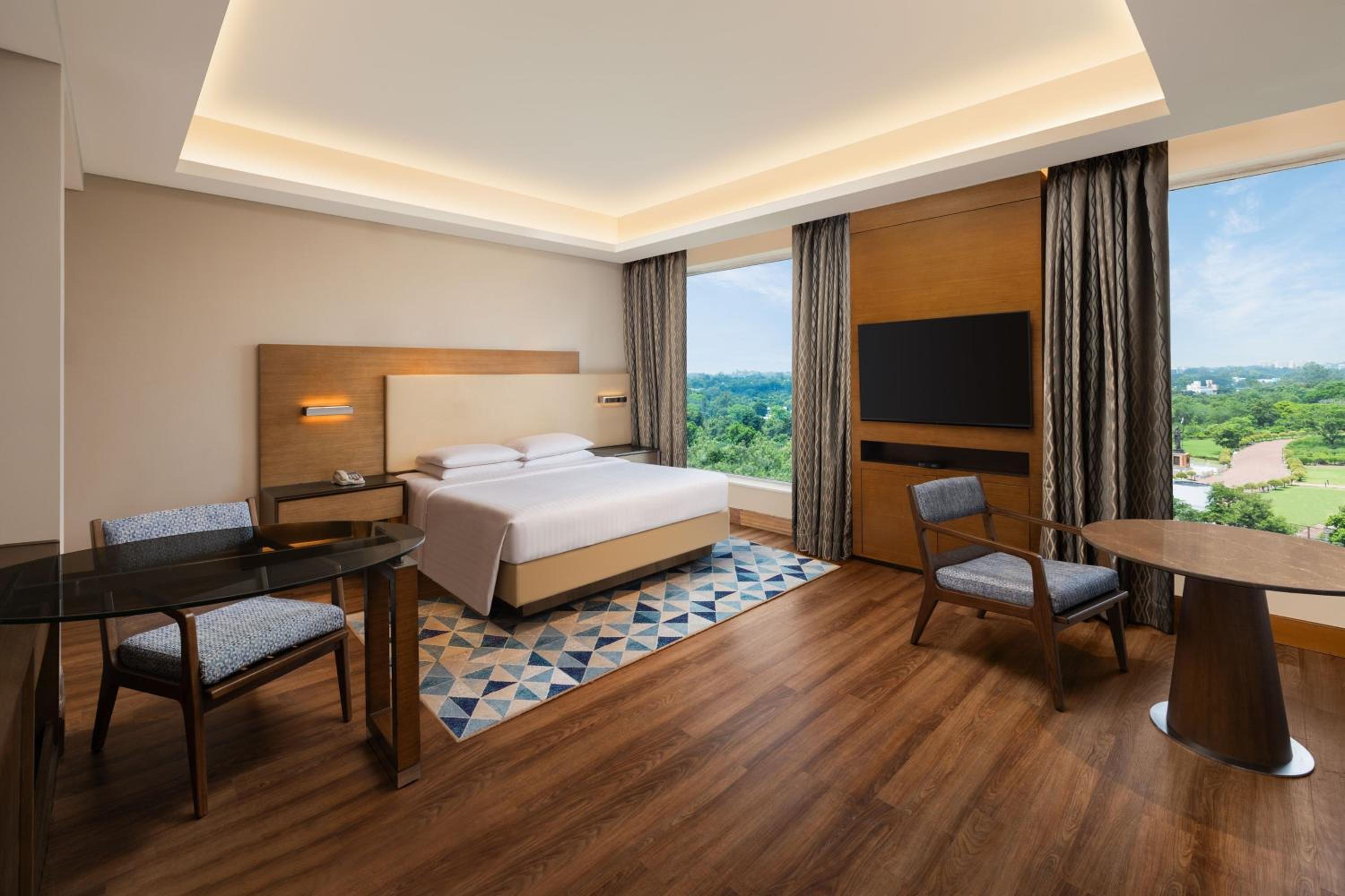 Junior Suite, 1 King, City View, Executive Lounge Access, 2 pieces laundry per day