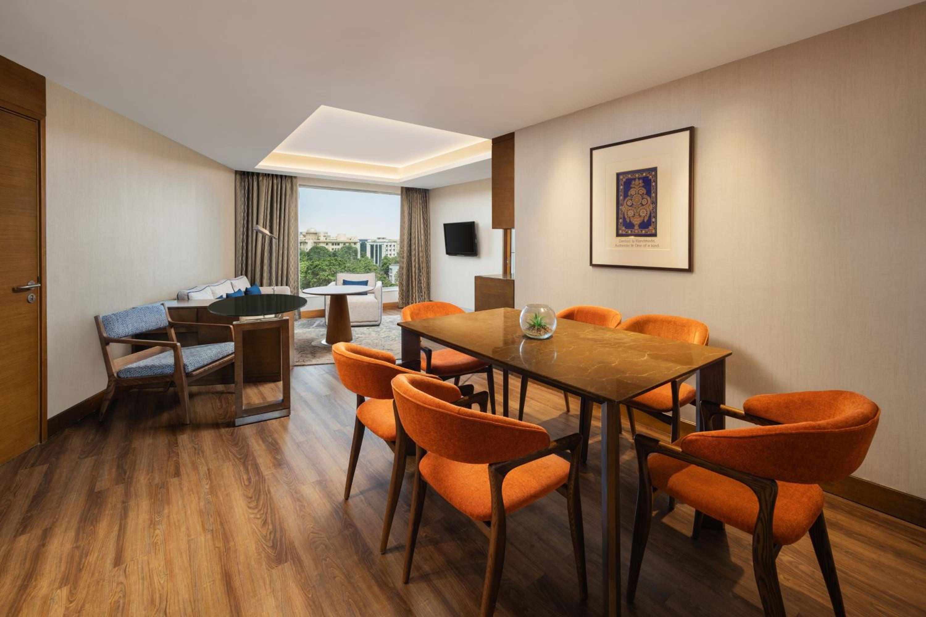 Courtyard Suite, 1 Bedroom Suite, 1 King, City View, Executive Lounge Access, 2 pieces laundry per day