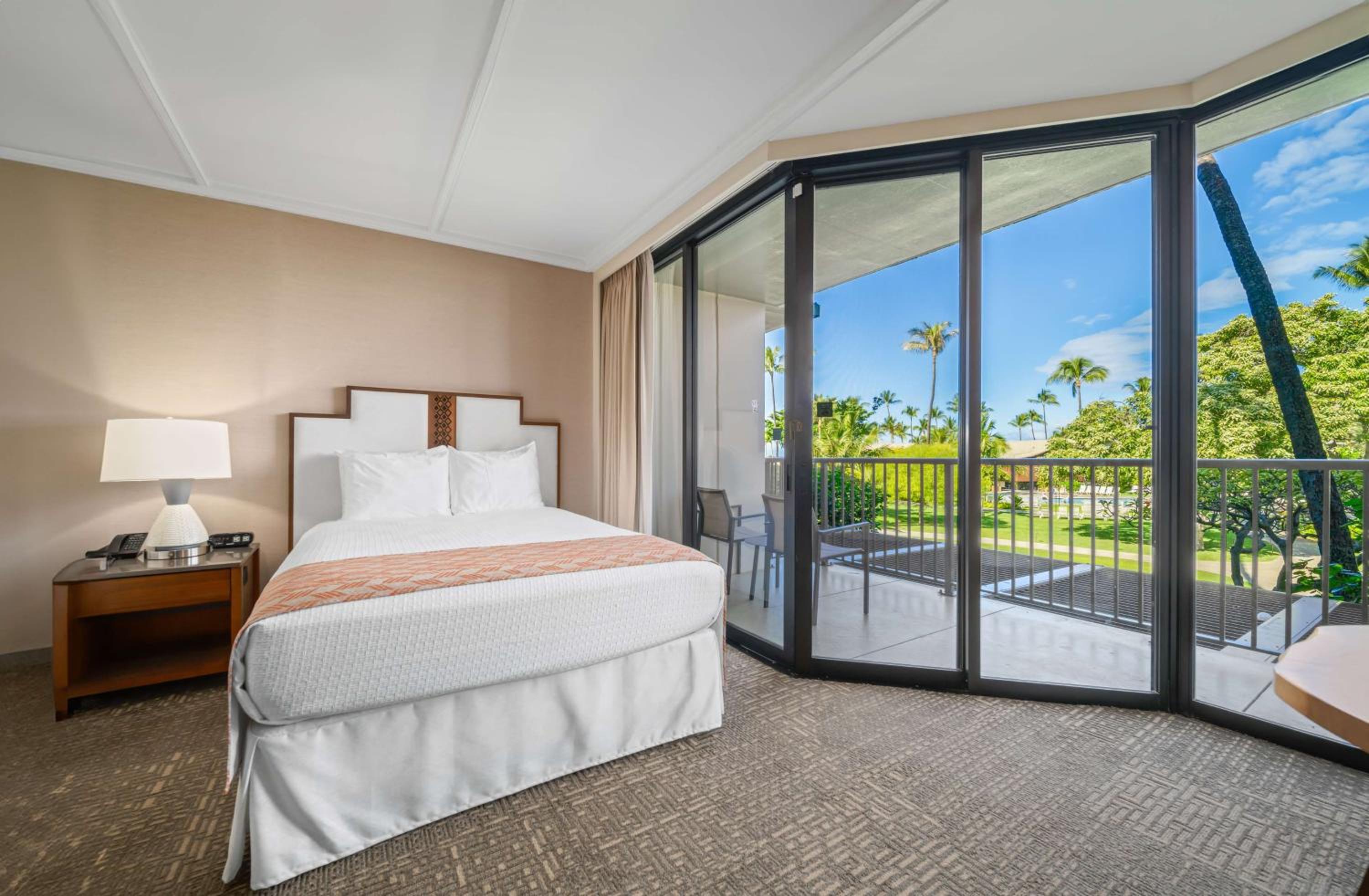 Accessible Premium Courtyard View 1 King Bed thumbnail 5
