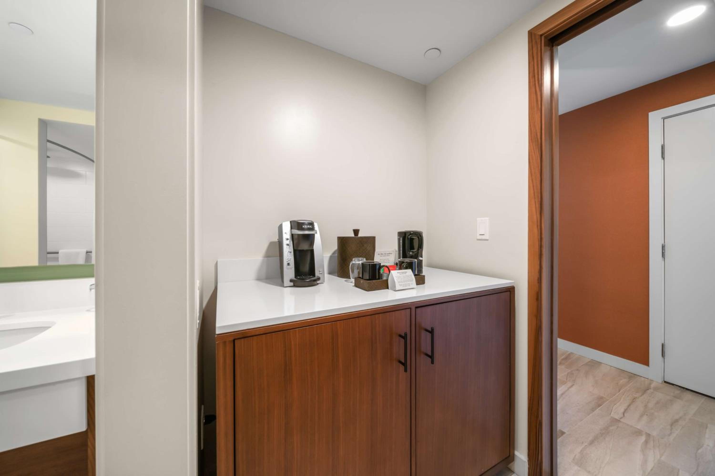 Accessible Premium Courtyard Junior Suite 1 King Bed