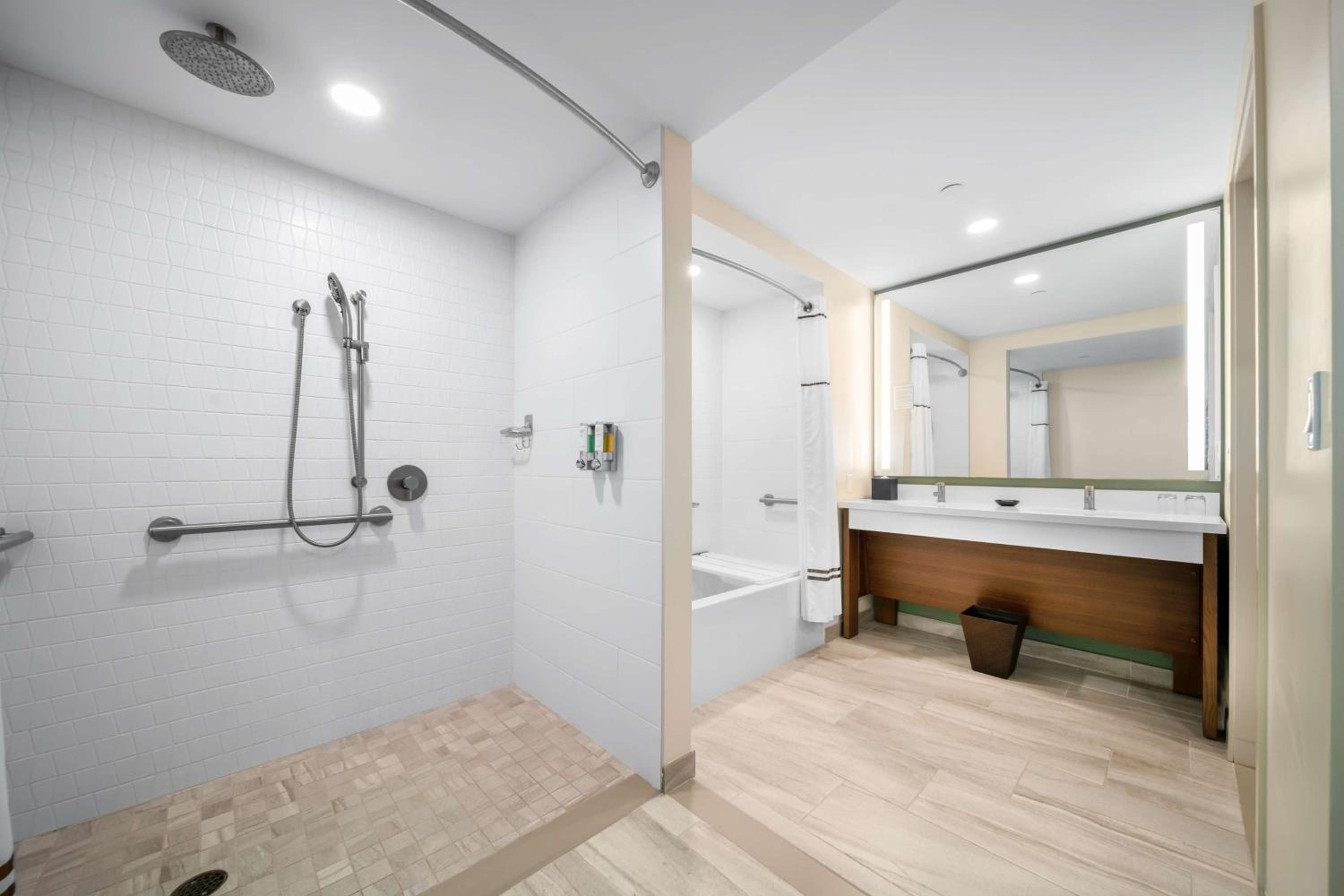 Accessible Premium Courtyard Junior Suite 1 King Bed