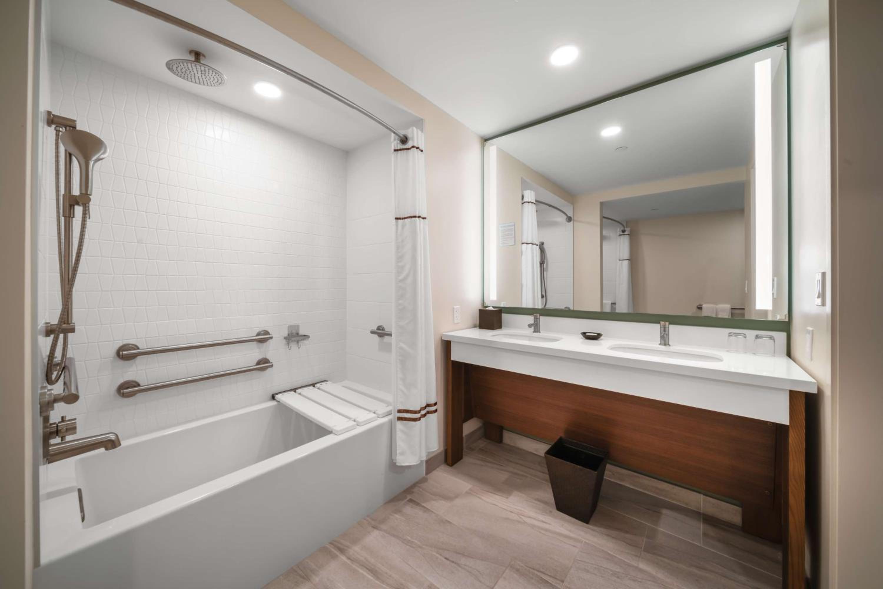 Accessible Premium Partial Ocean View 1 King Bed