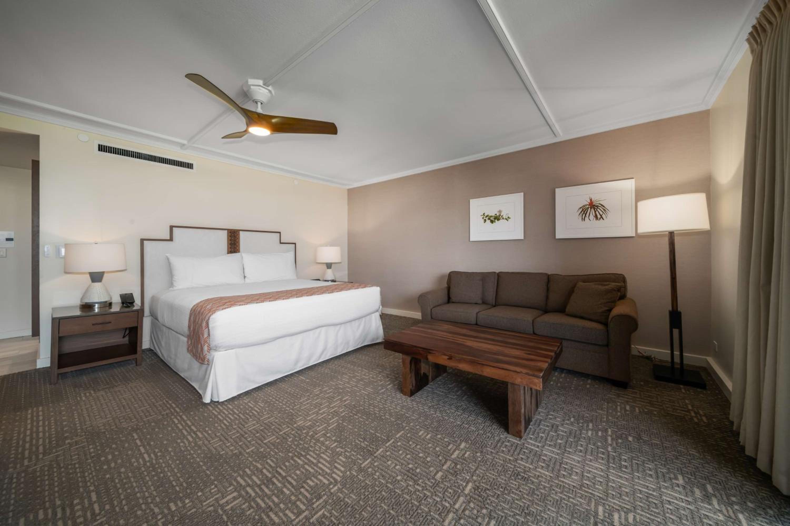 Premium Courtyard Junior Suite 1 King Bed thumbnail 6