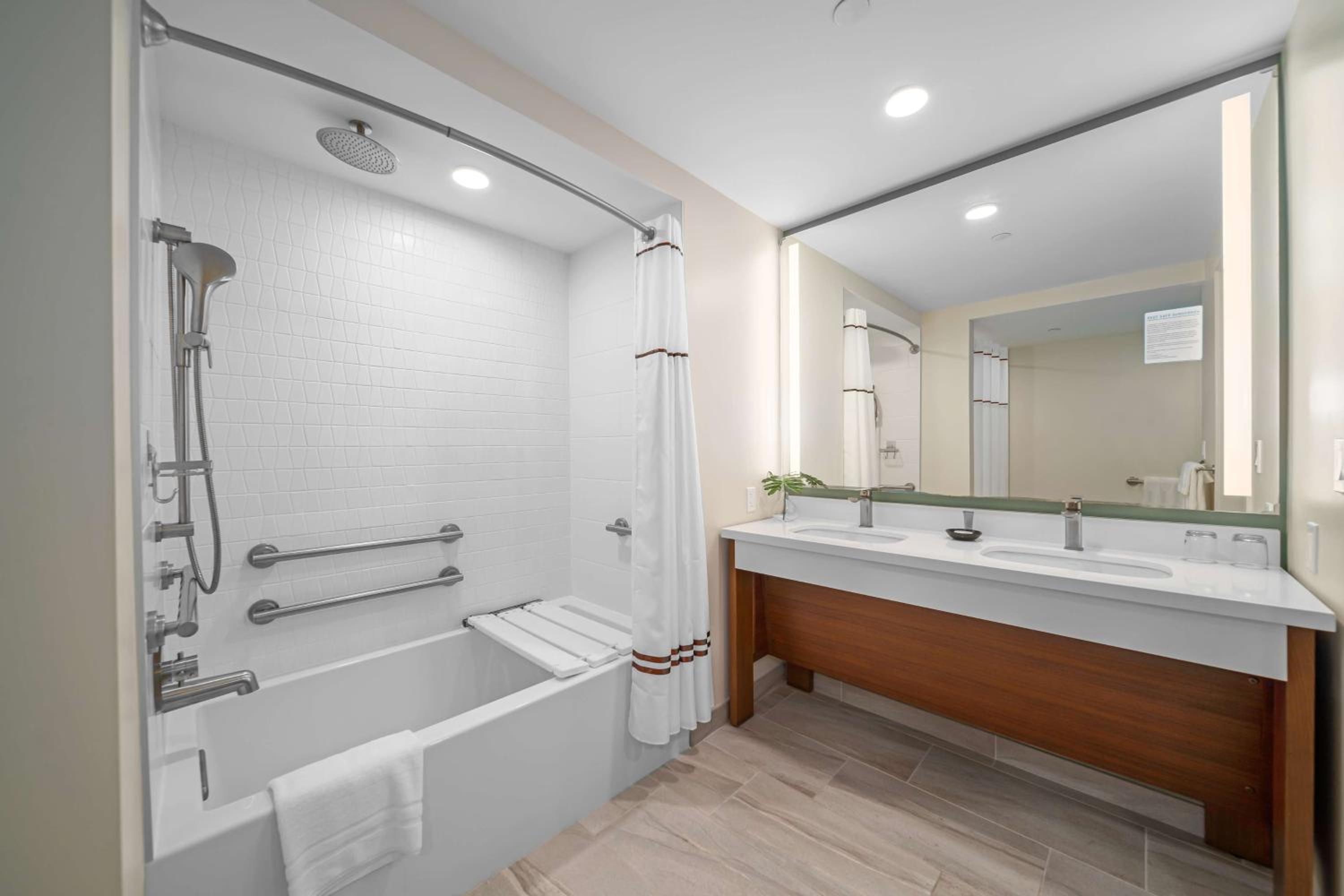Accessible Premium Courtyard Junior Suite 1 King Bed - Photo 12