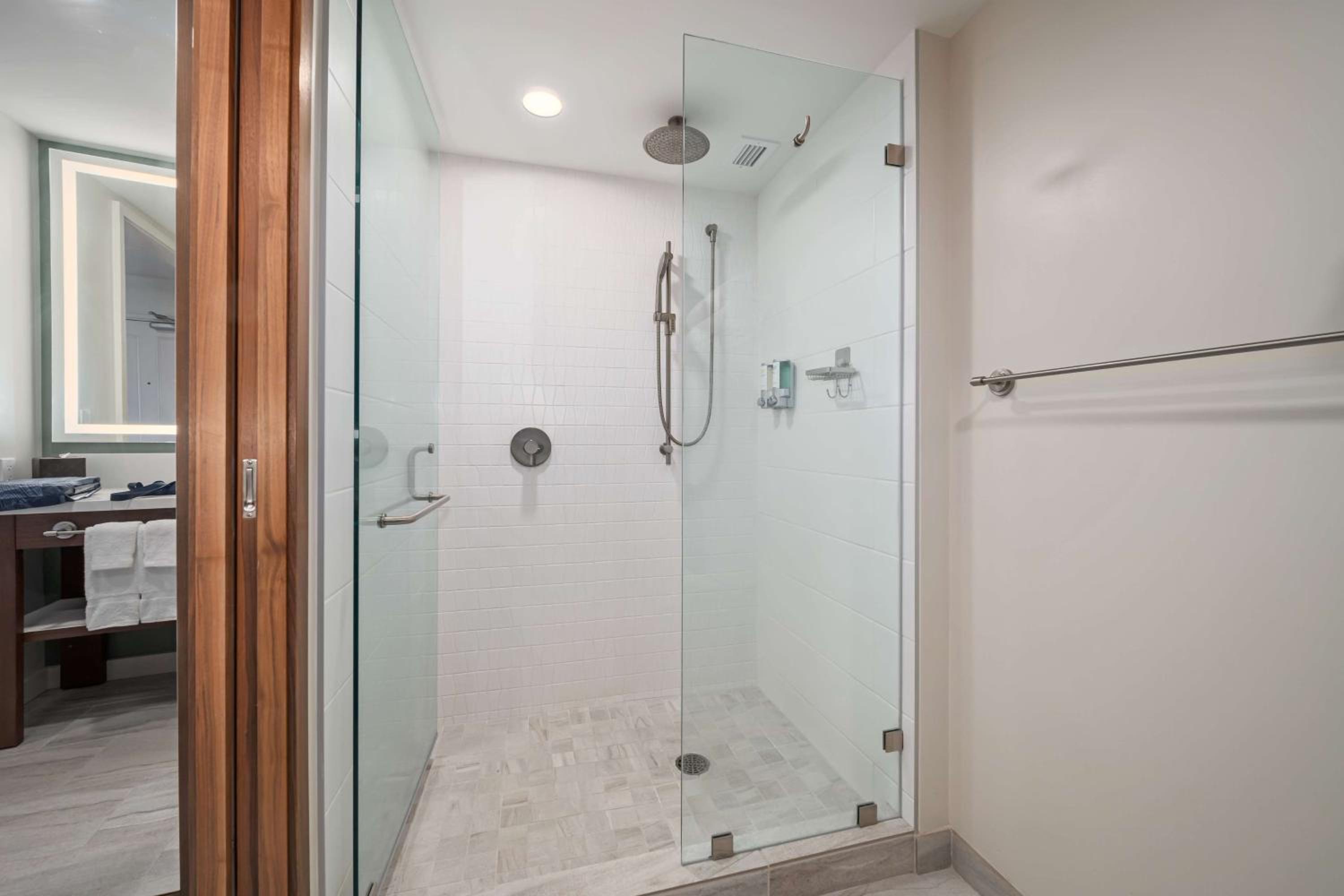 Accessible Premium Oceanfront 2 Queen Beds thumbnail 6