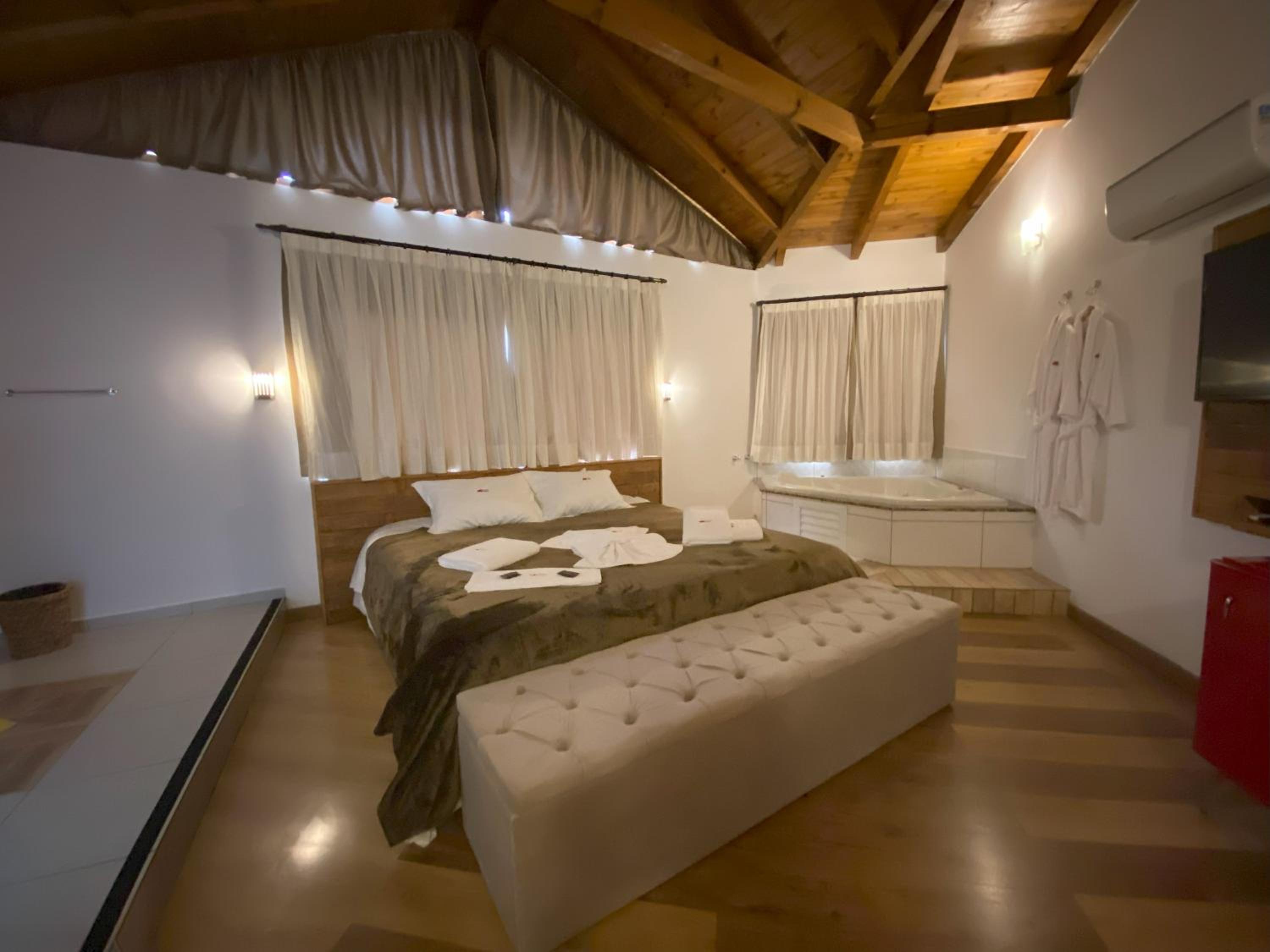 Deluxe Suite with Spa Bath