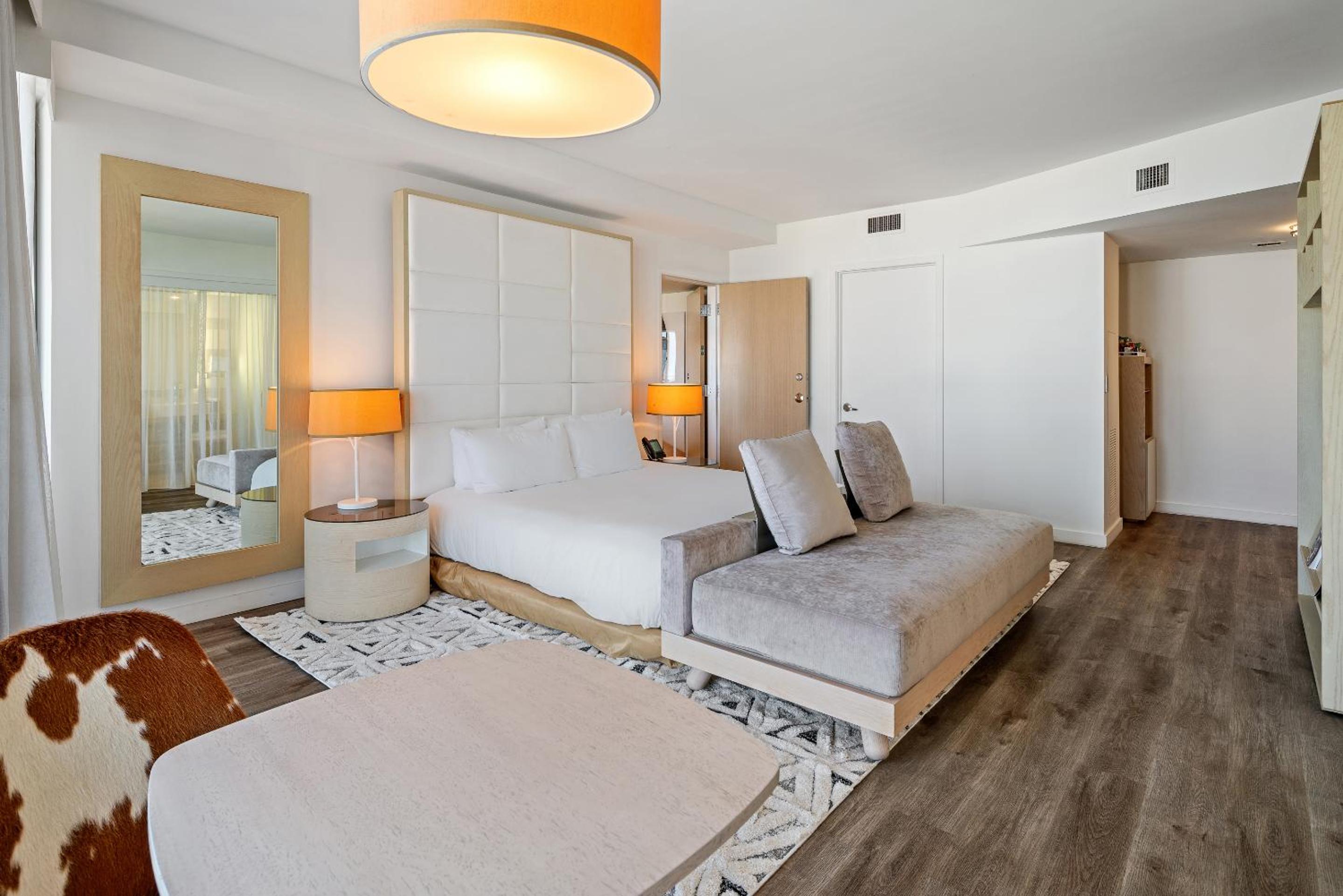 One Bedroom Suite King with Balcony photo 2