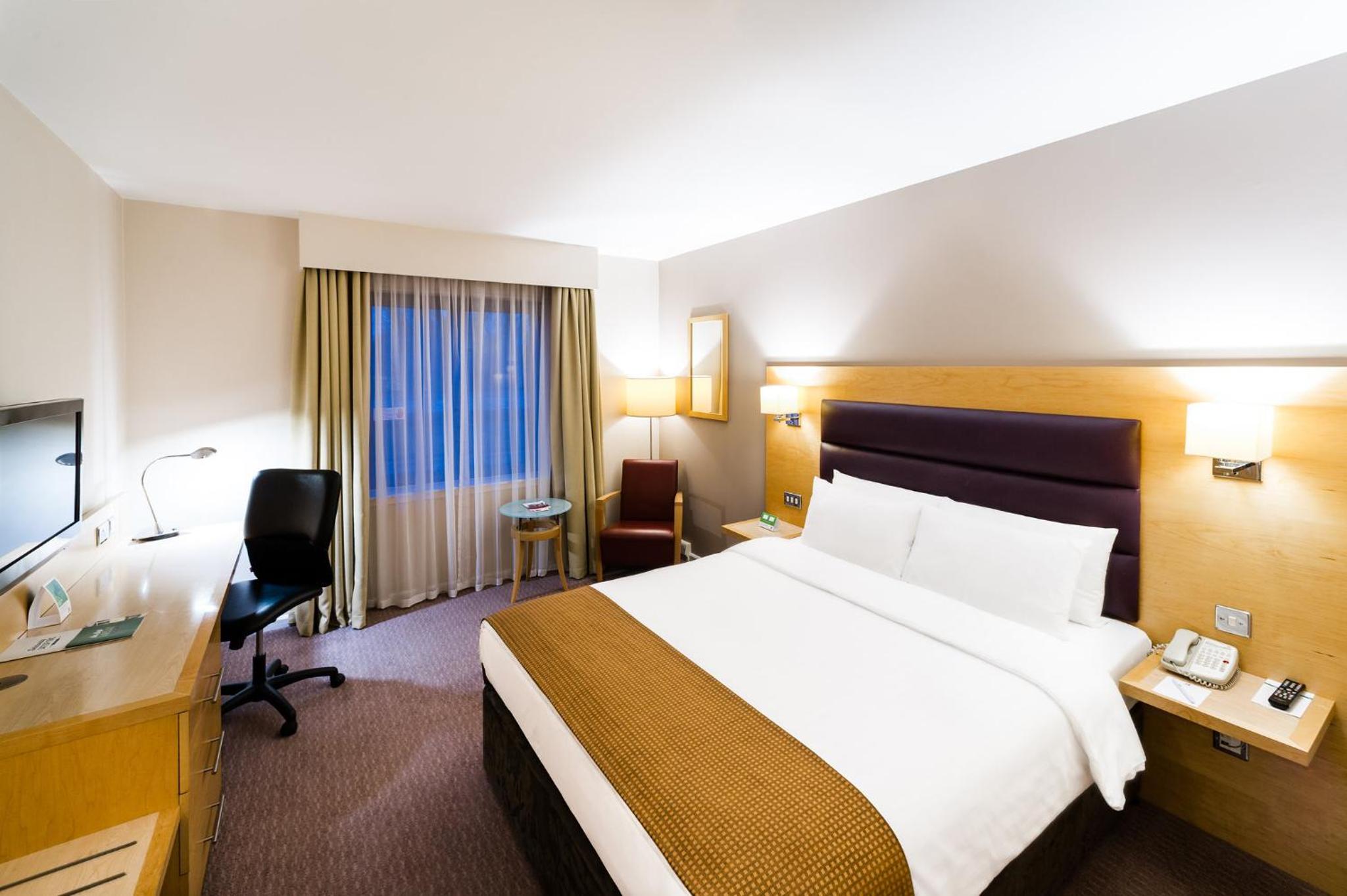 Standard Queen Room - Photo 13