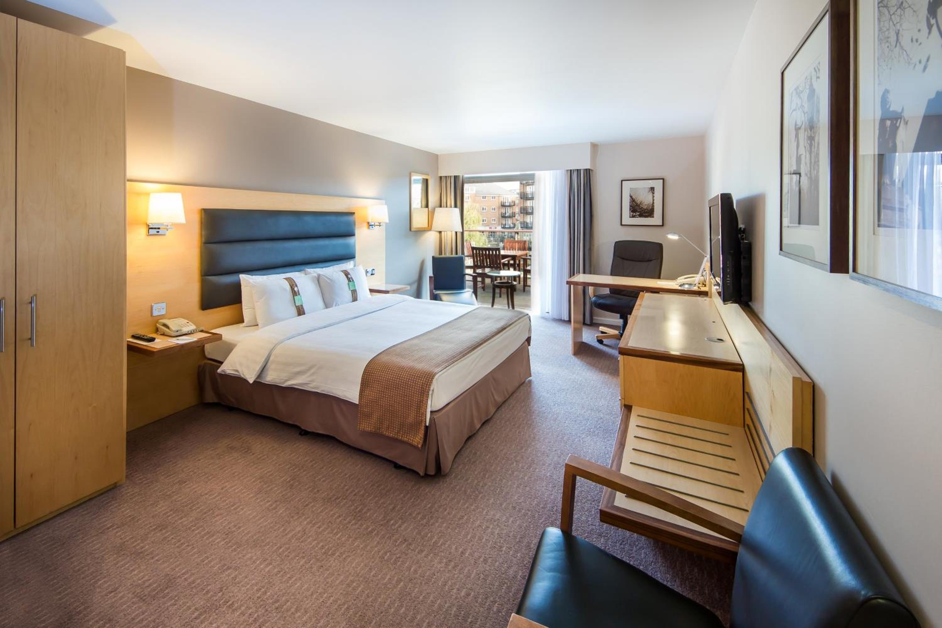 Premium King Room with Balcony and Canal View - Photo 29