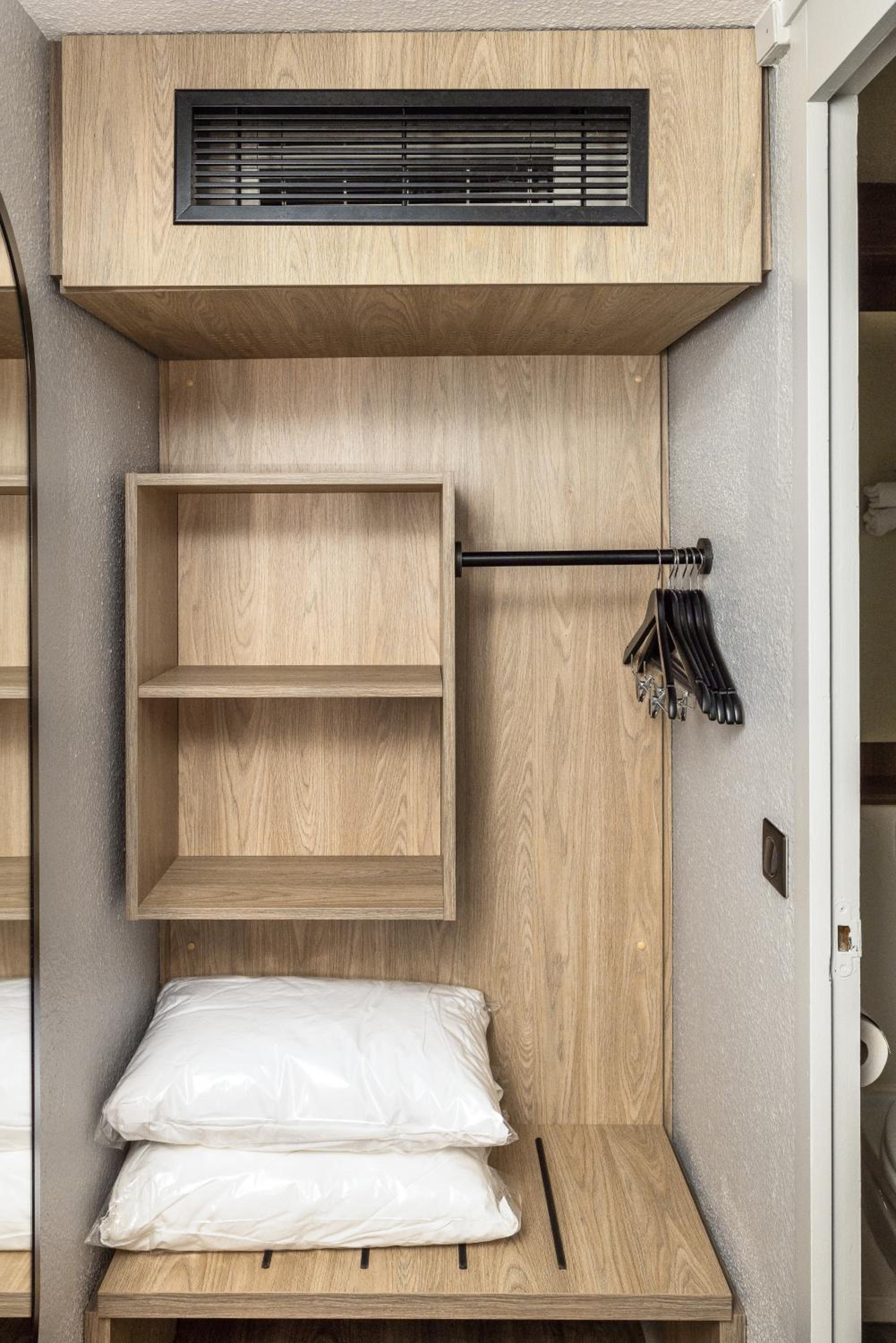 Standard Room - 1 Queen Bed - Photo 12