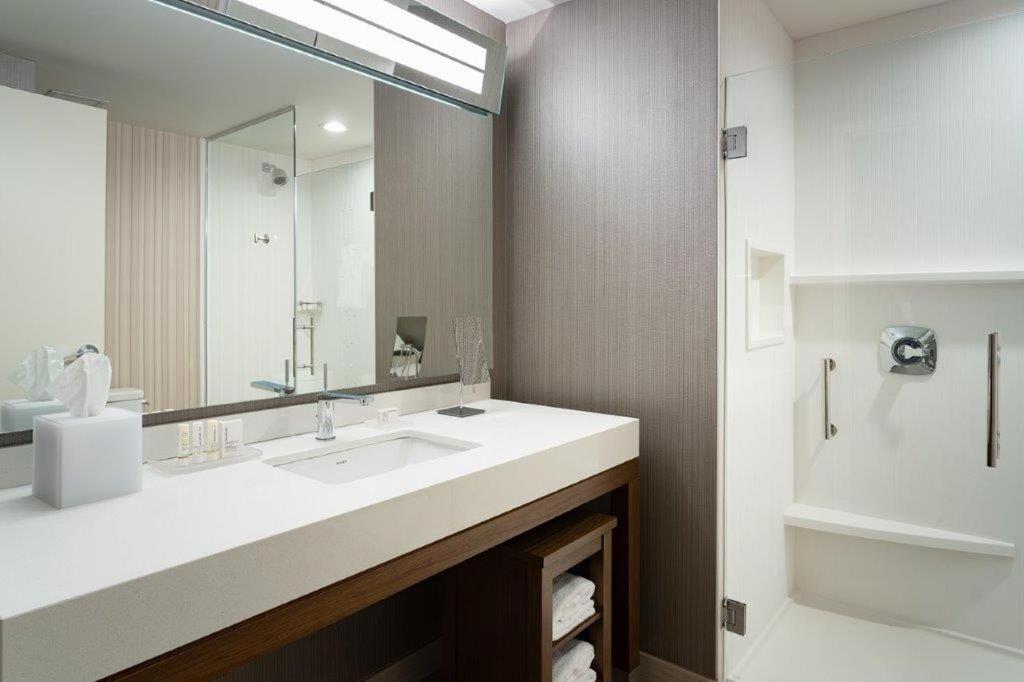 Queen Room with Two Queen Beds and Adapted Tub - Mobility Accessible - Photo 2