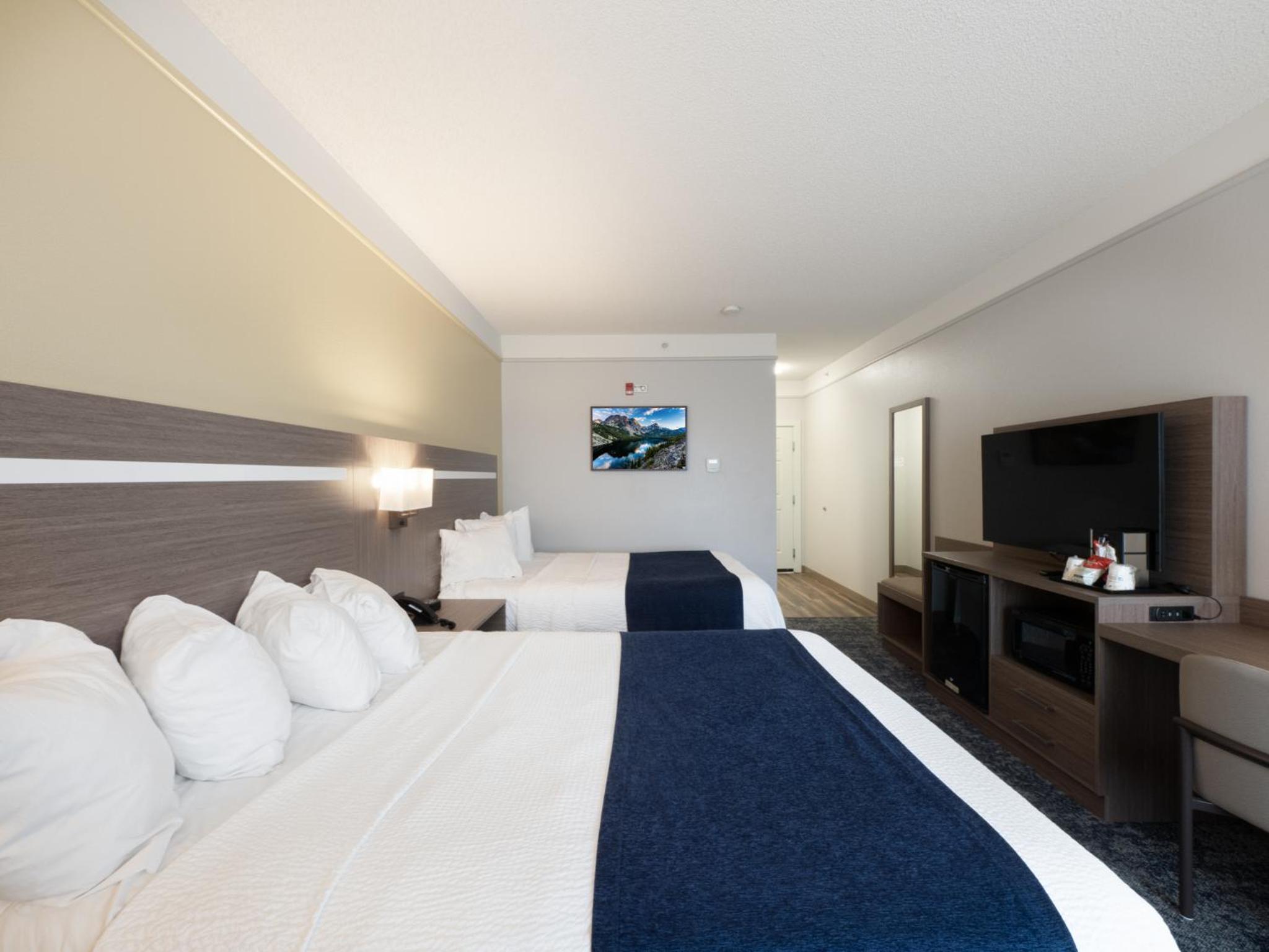 Queen Room with Two Queen Beds - Non-Smoking - Photo 3