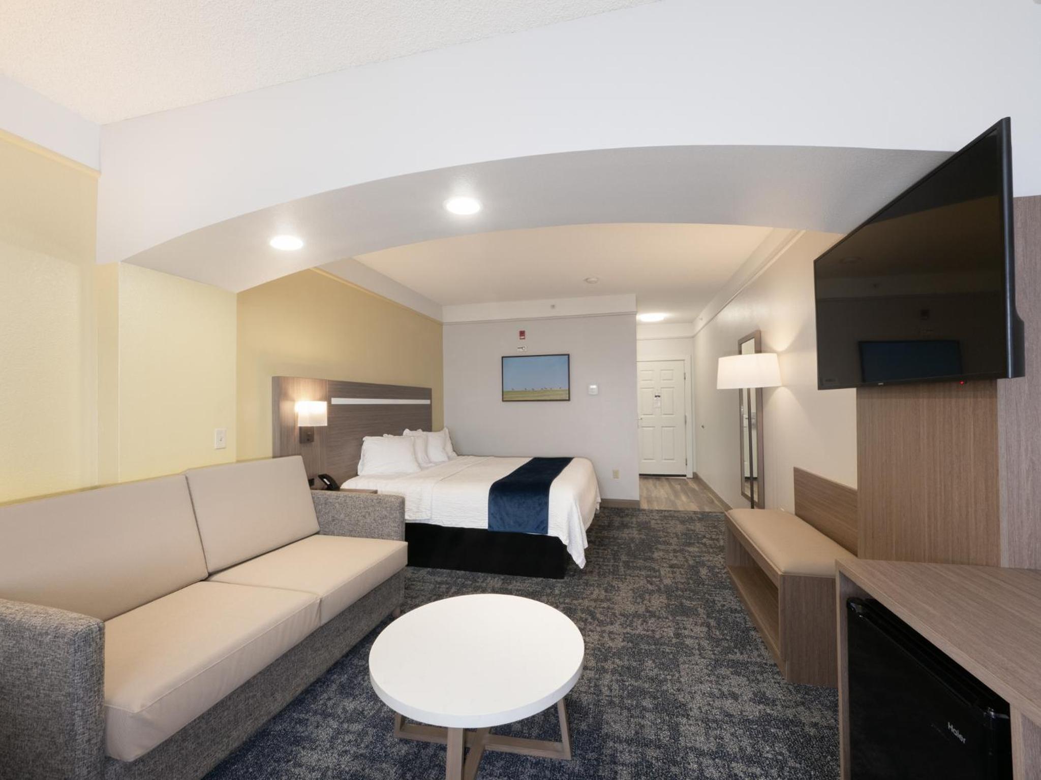 Larger King Room with Sofa Bed - Non-Smoking - Photo 5