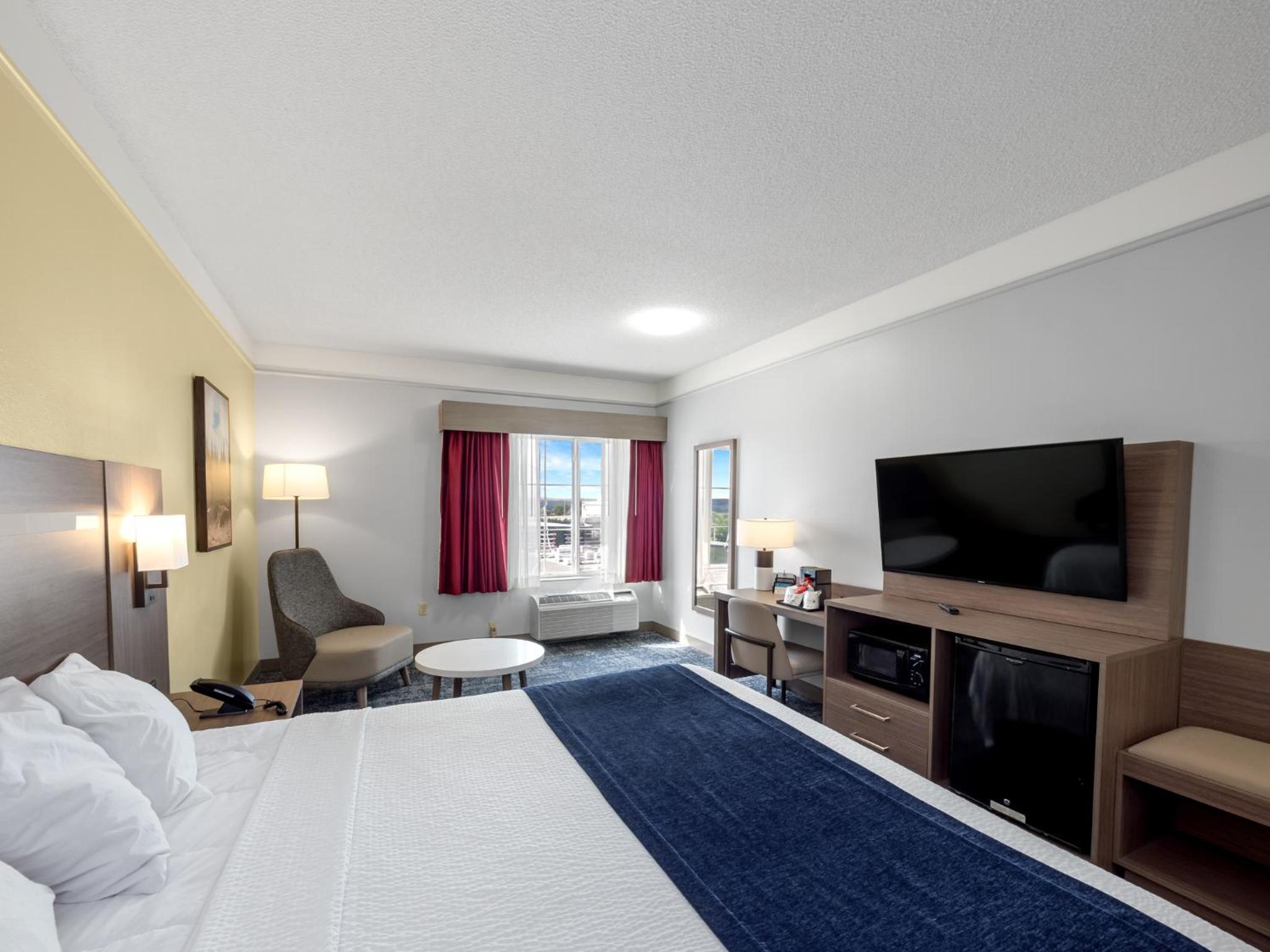 One-Bedroom King Suite with Sofa Bed and Living Room - Non-Smoking - Photo 3