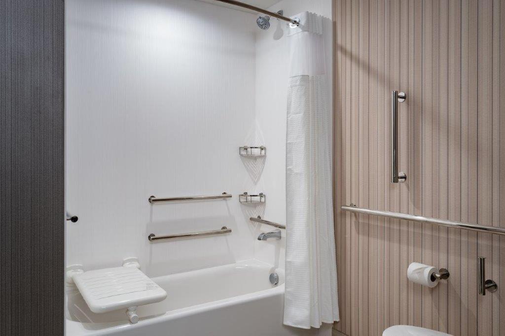 Queen Room with Two Queen Beds and Adapted Tub - Mobility Accessible - Photo 3