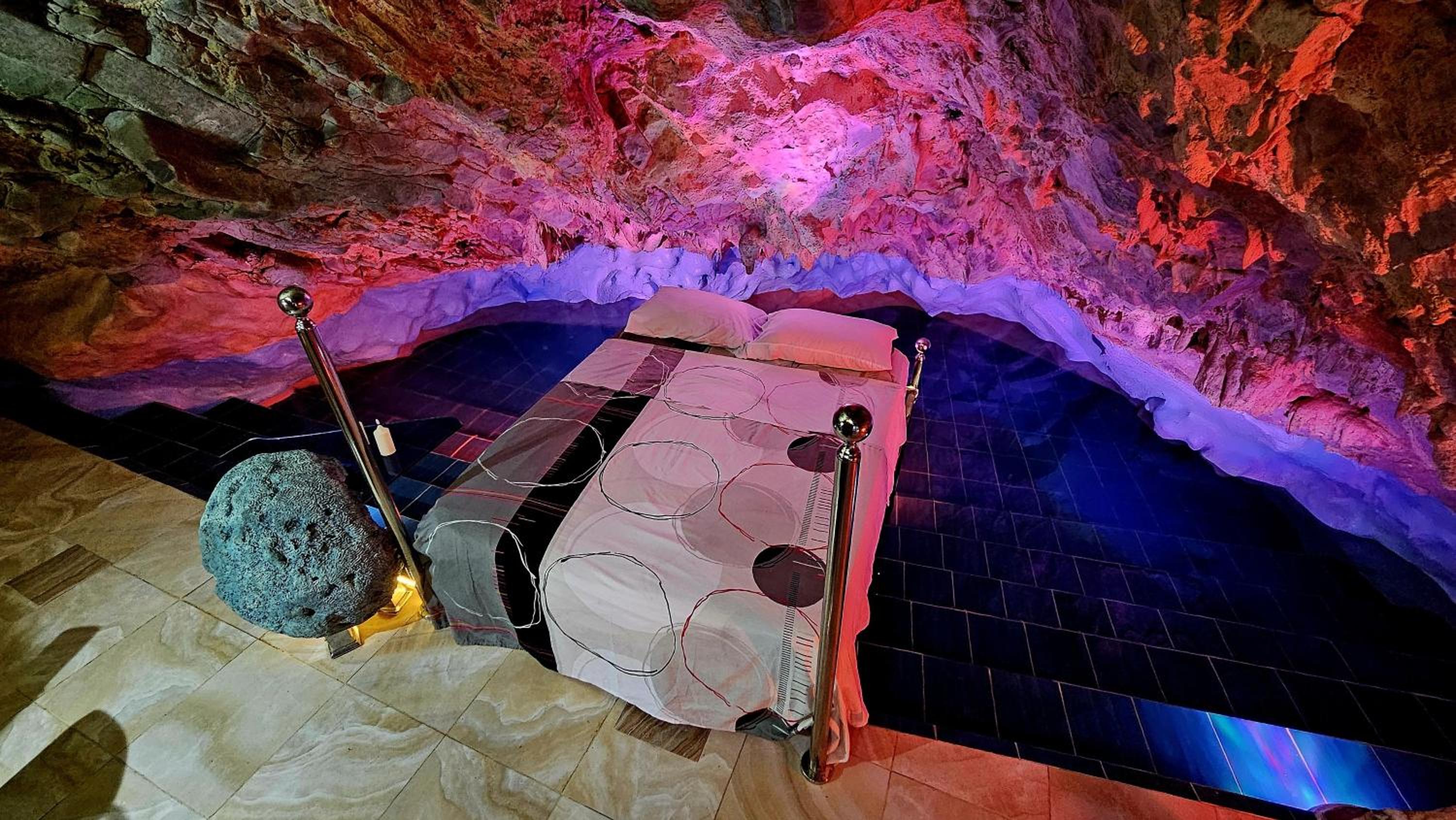 Deluxe Cave photo 2