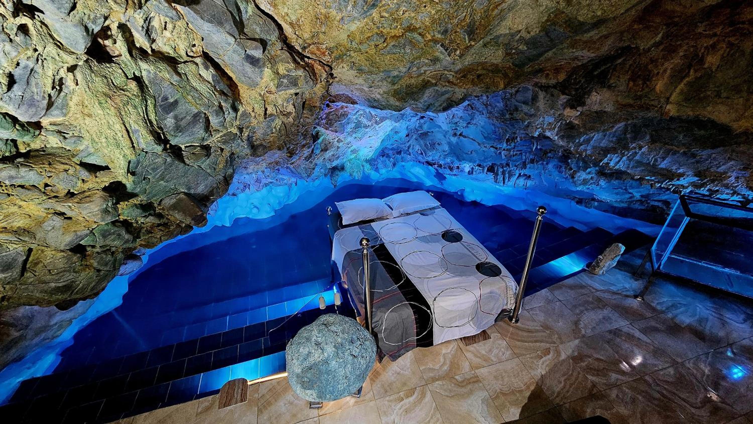 Deluxe Cave photo 3