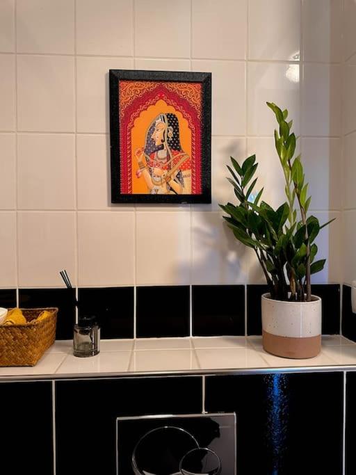 Queen Room With Shared Bathroom photo 2